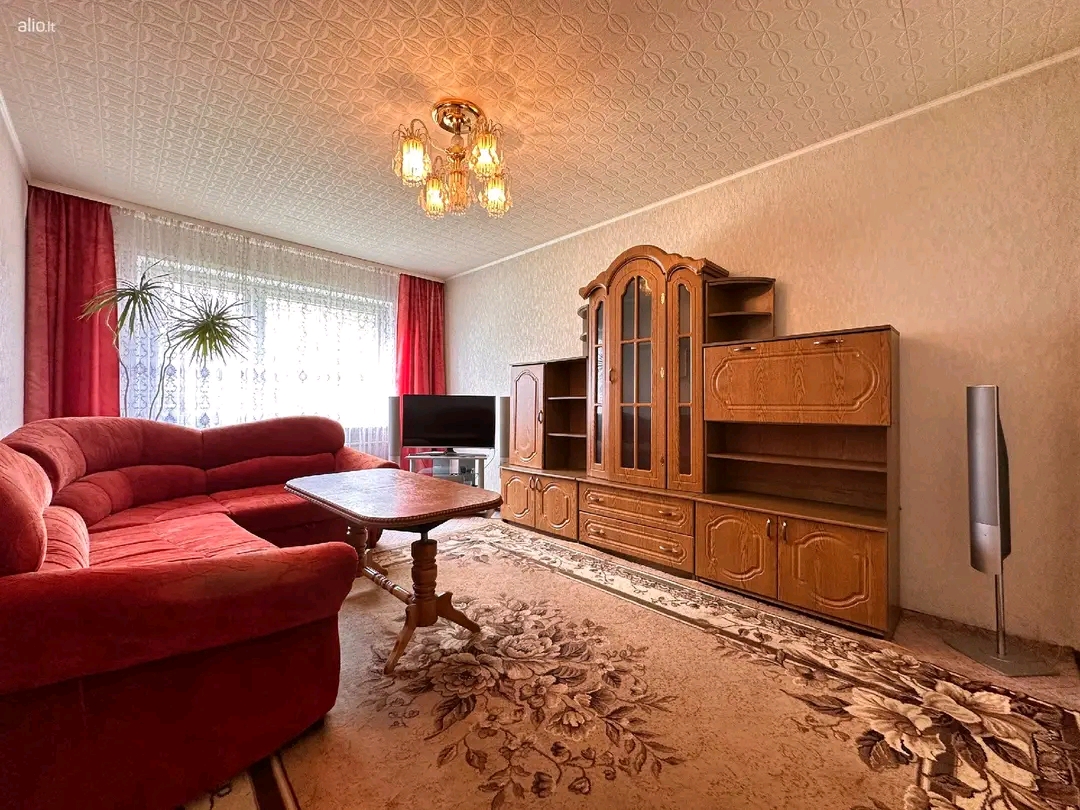 Parduodamas 2 kambarių butas su holu Klaipėdoje.