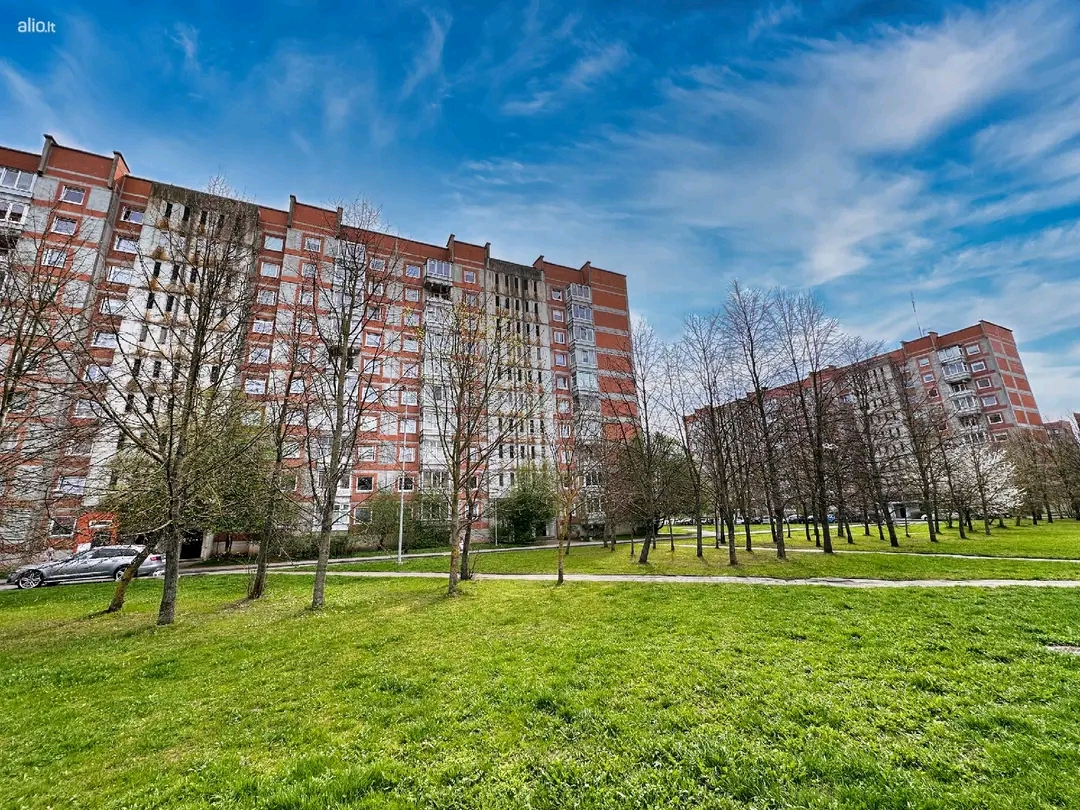 Parduodamas 2 kambarių butas su holu Klaipėdoje.