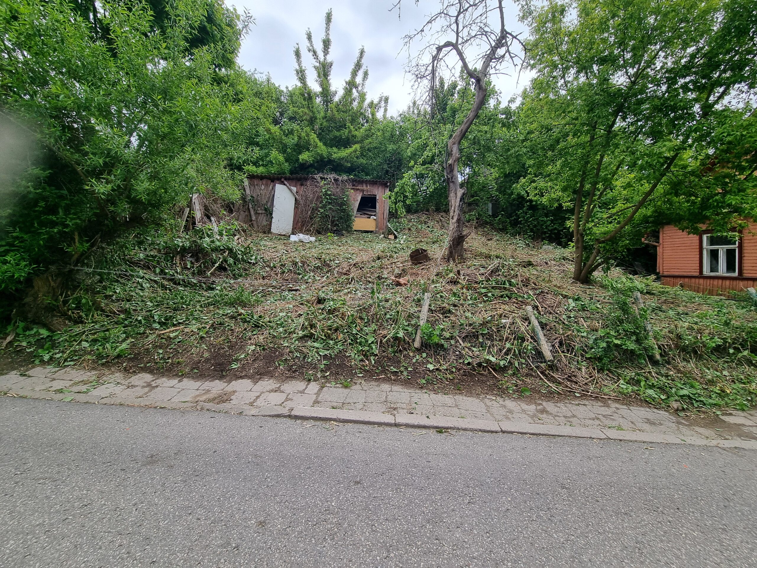Parduodamas sudęges butas su 8 arų žemės sklypų