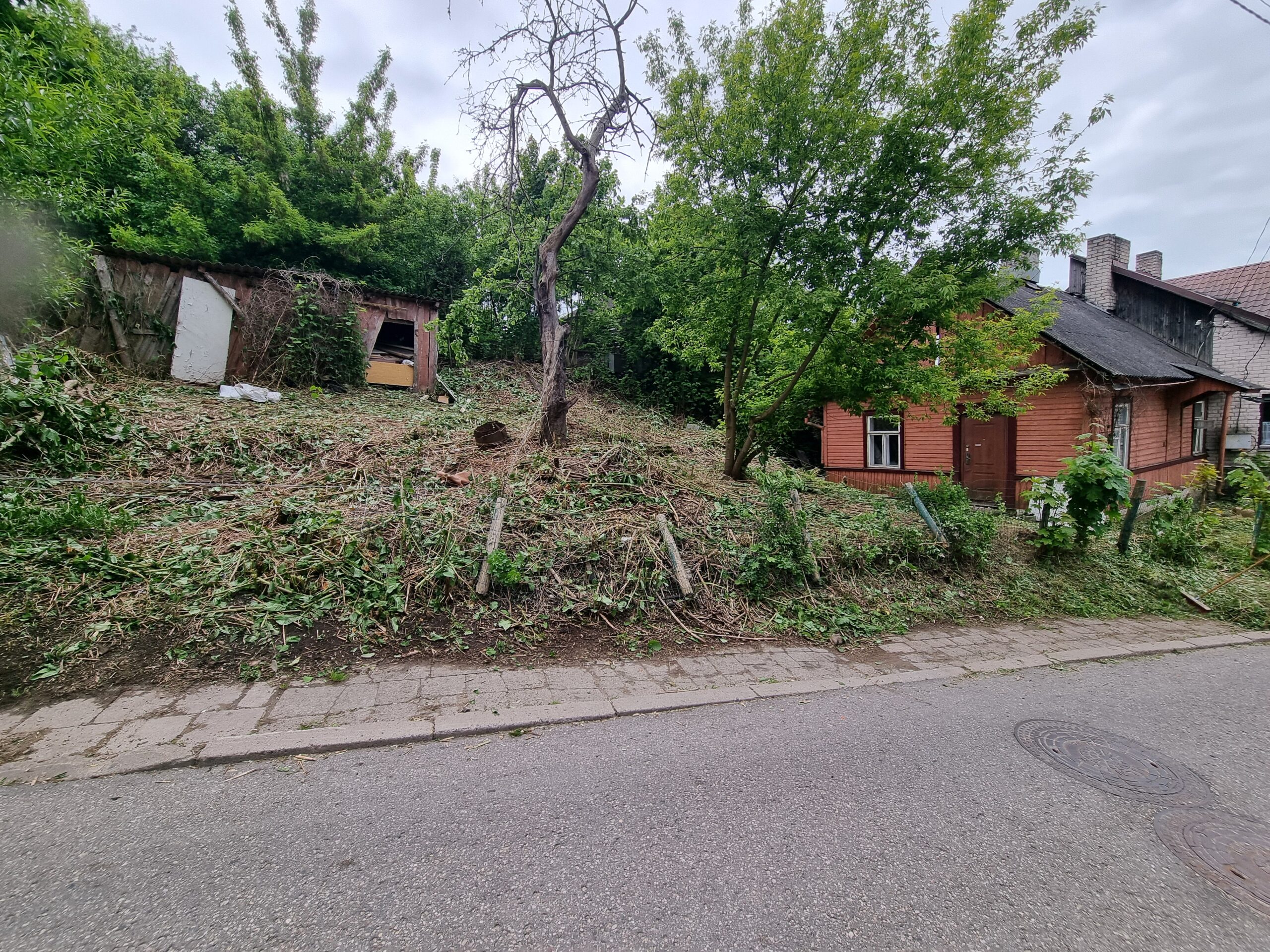 Parduodamas sudęges butas su 8 arų žemės sklypų