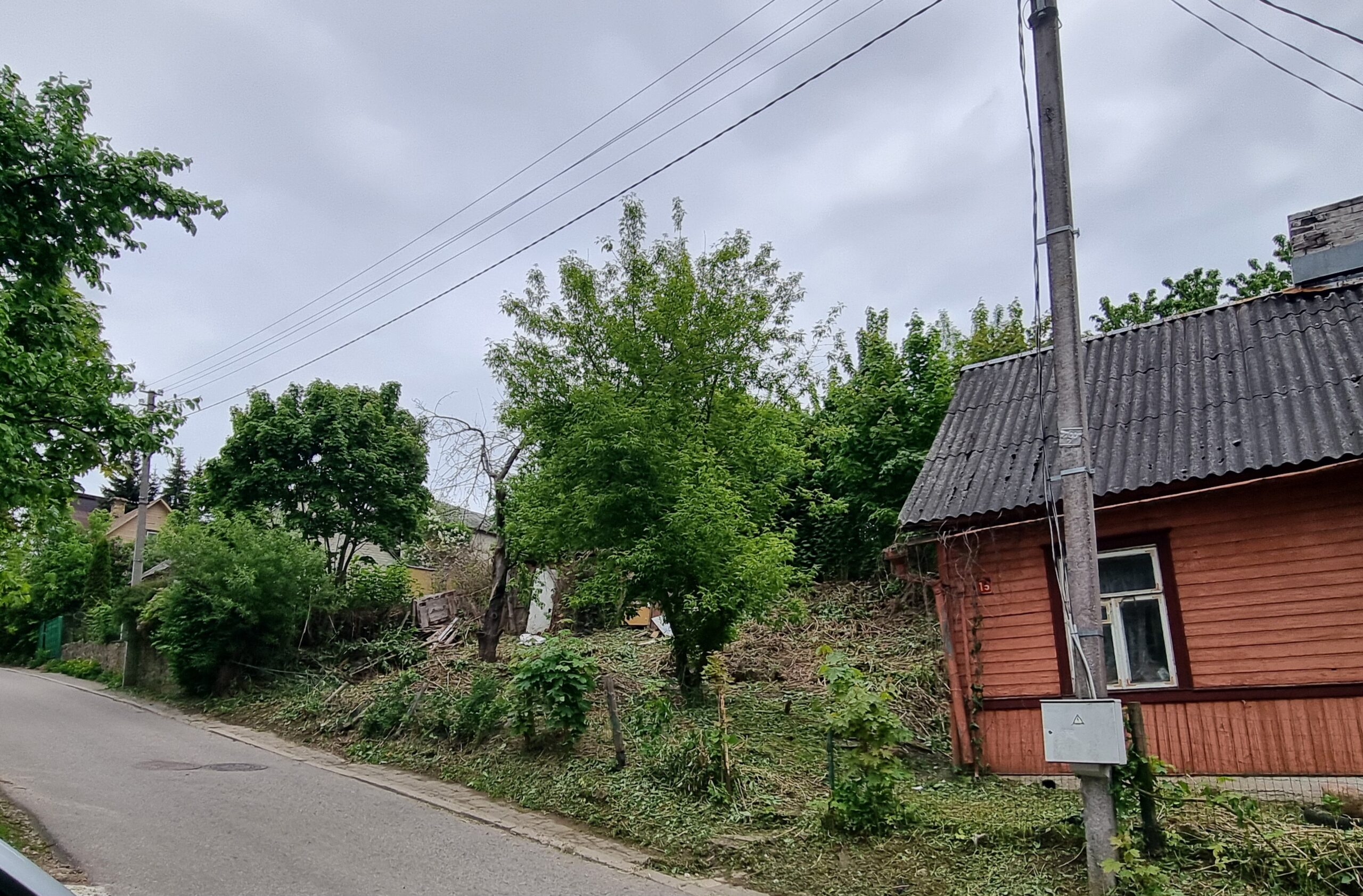 Parduodamas sudęges butas su 8 arų žemės sklypų