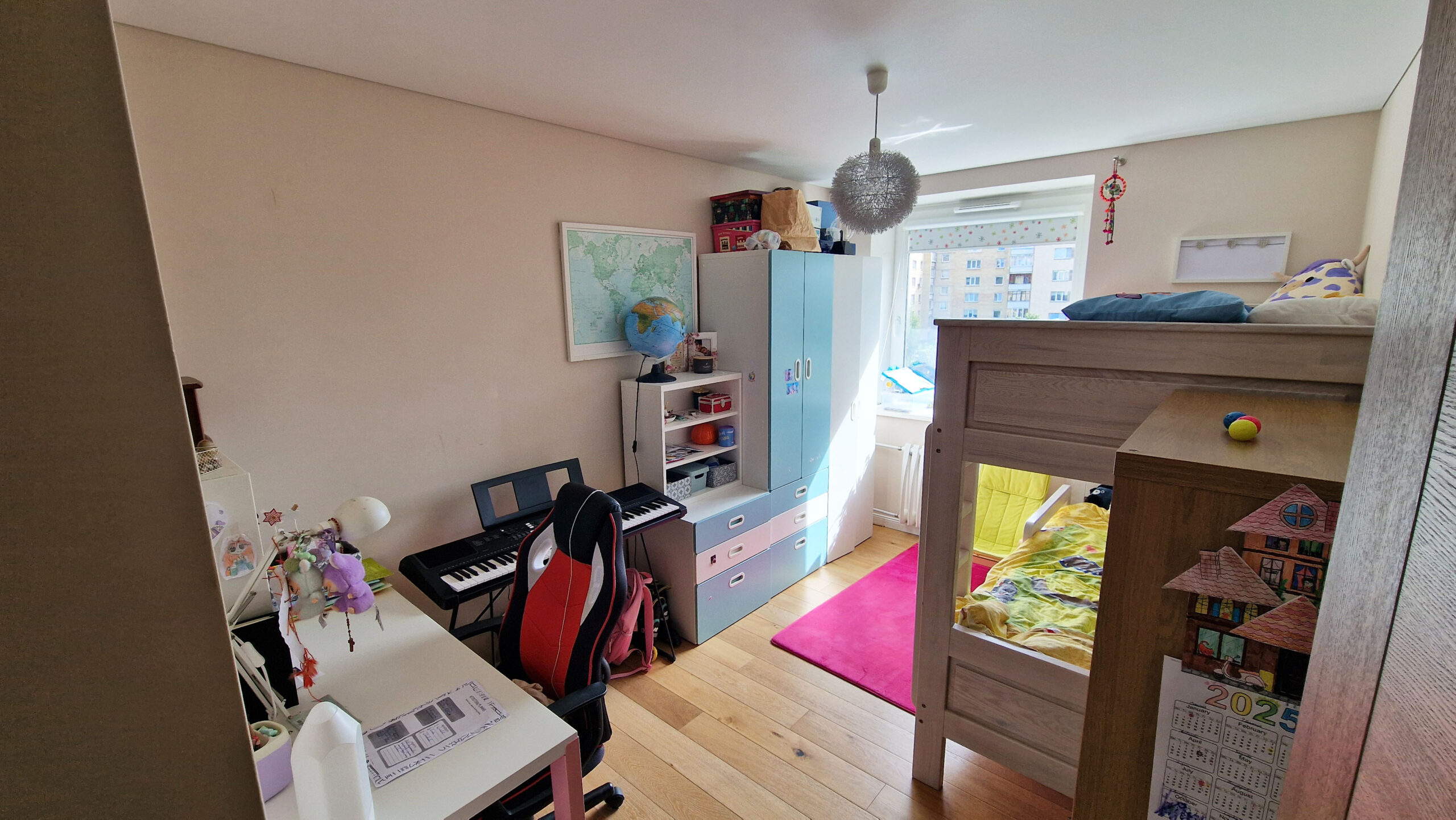 Parduodamas puikiai įrengtas, perplanuotas 3 kambarių butas 3 aukšte, Panevėžyje.