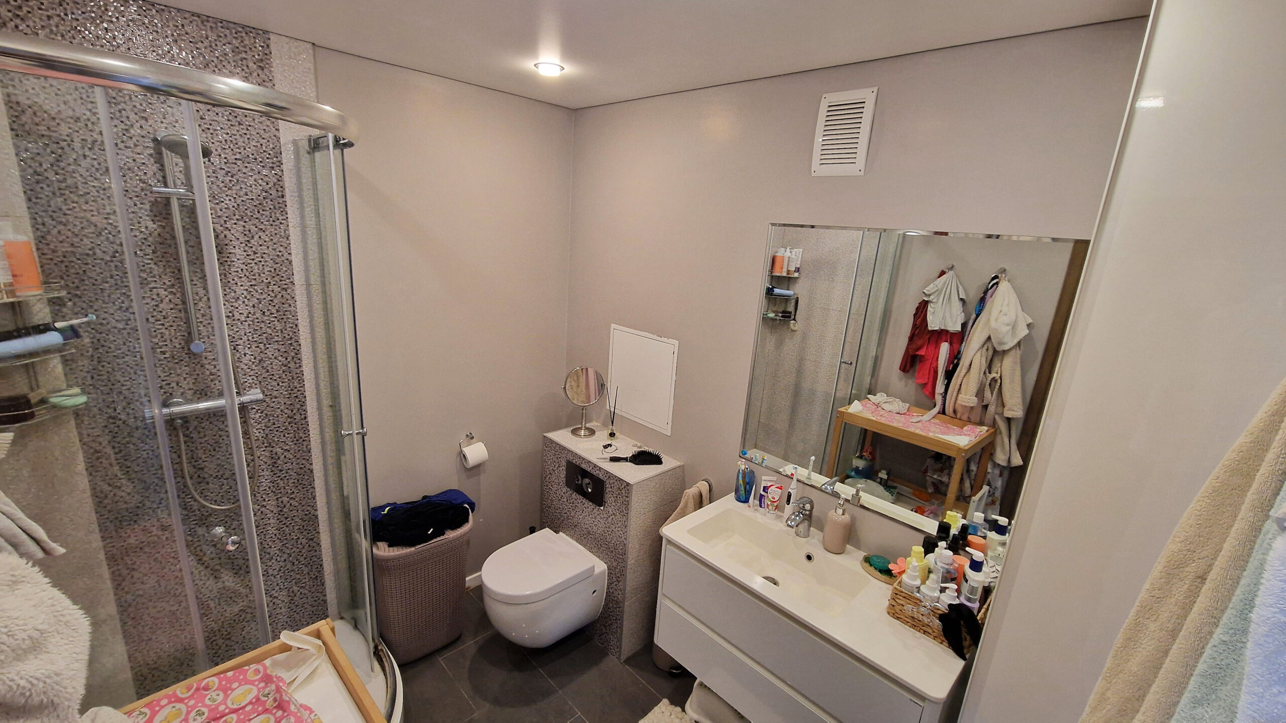 Parduodamas puikiai įrengtas, perplanuotas 3 kambarių butas 3 aukšte, Panevėžyje.