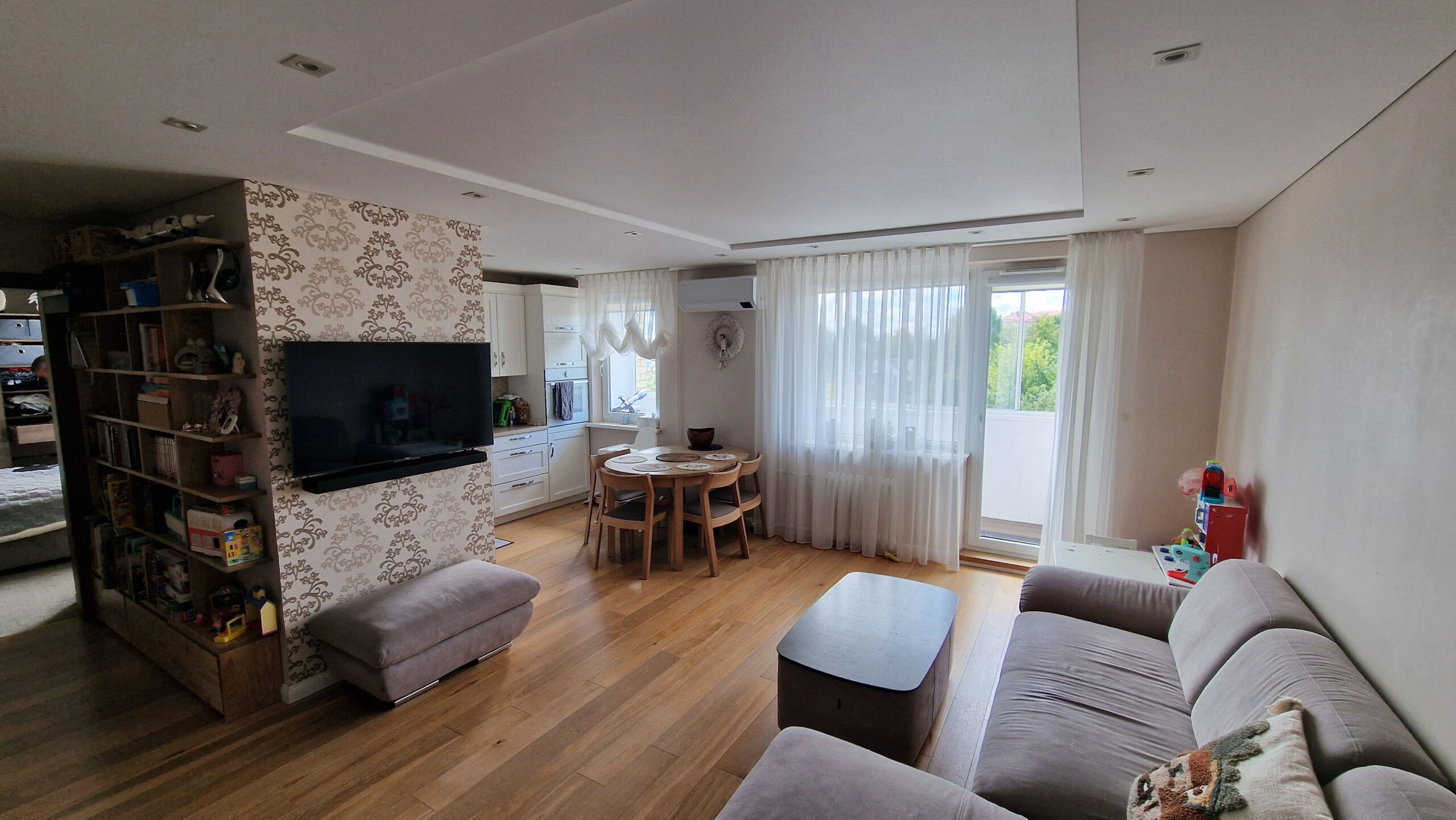 Parduodamas puikiai įrengtas, perplanuotas 3 kambarių butas 3 aukšte, Panevėžyje.