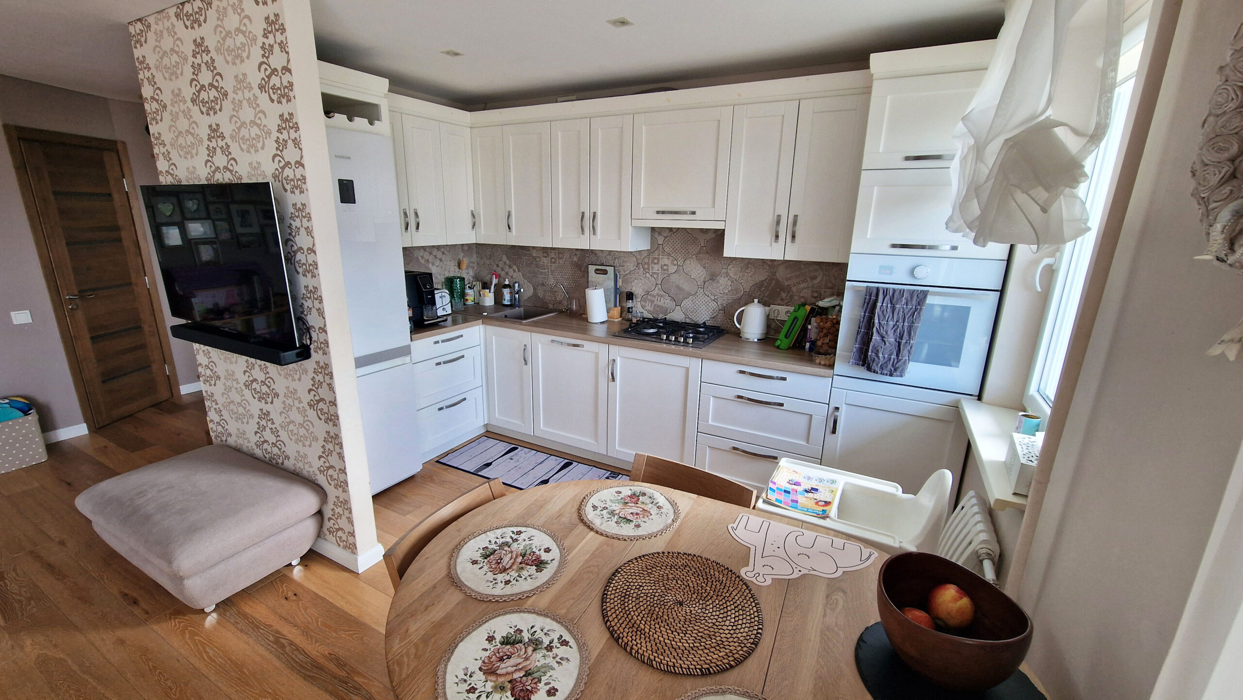 Parduodamas puikiai įrengtas, perplanuotas 3 kambarių butas 3 aukšte, Panevėžyje.