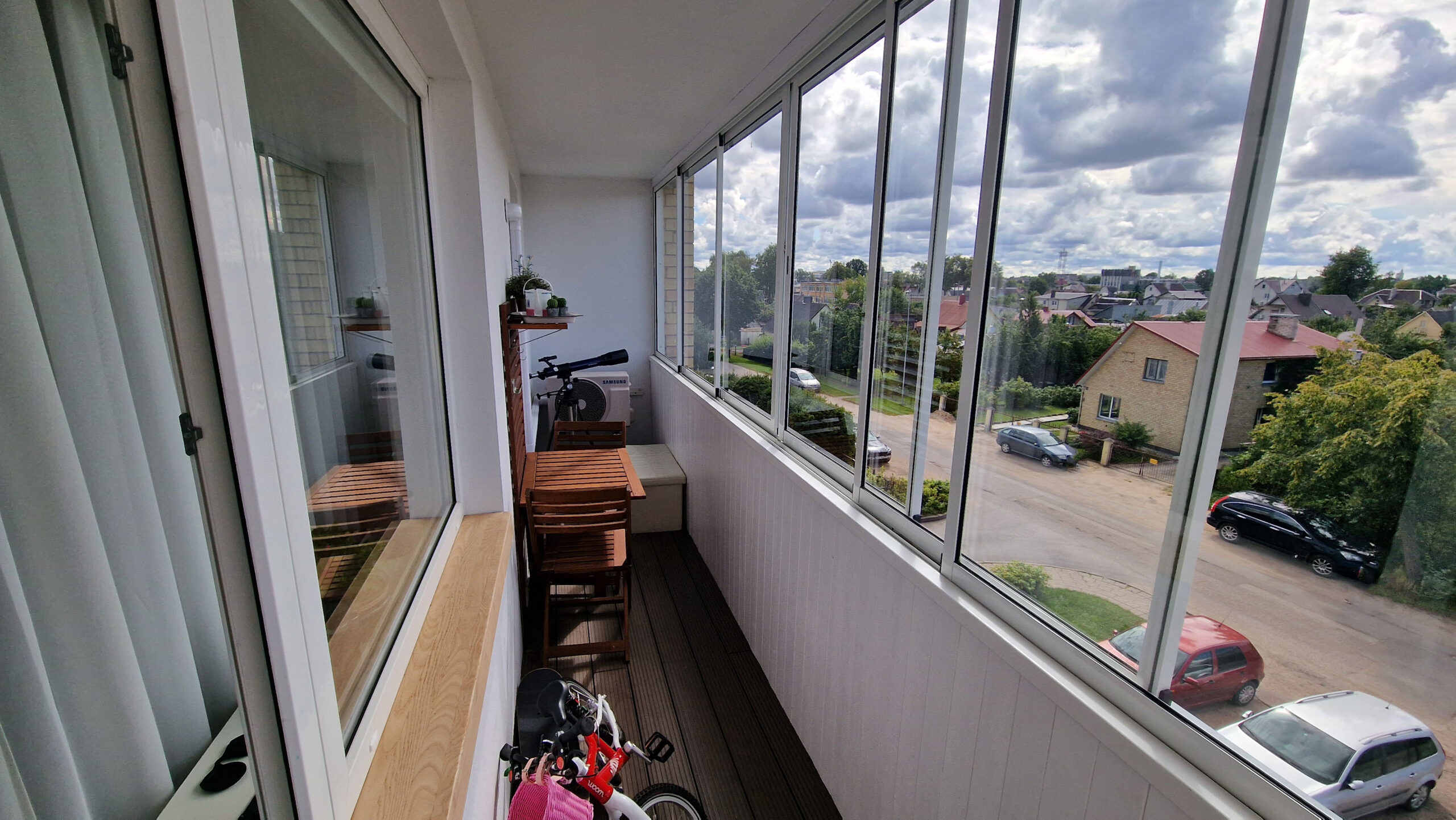 Parduodamas puikiai įrengtas, perplanuotas 3 kambarių butas 3 aukšte, Panevėžyje.