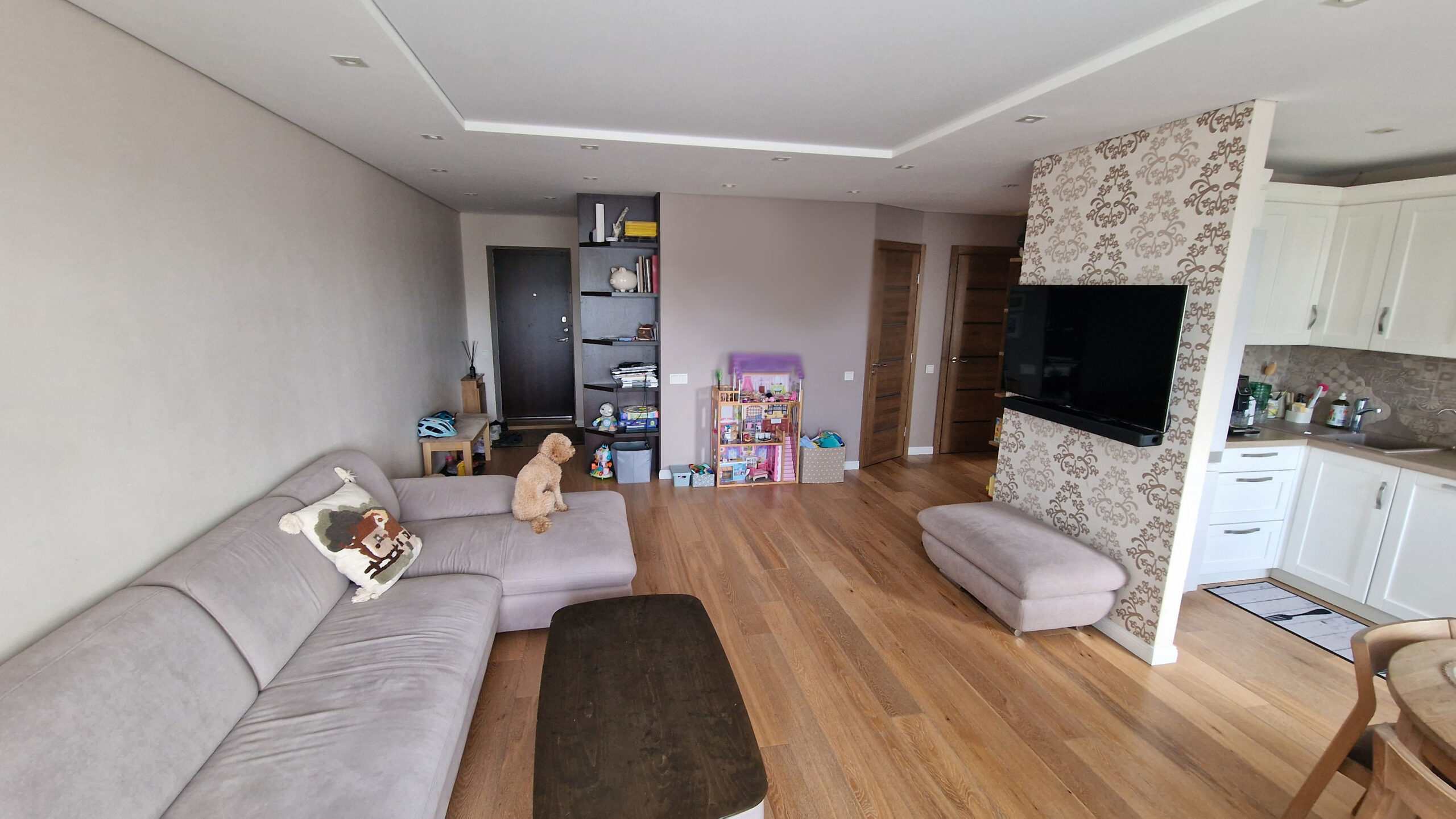 Parduodamas puikiai įrengtas, perplanuotas 3 kambarių butas 3 aukšte, Panevėžyje.