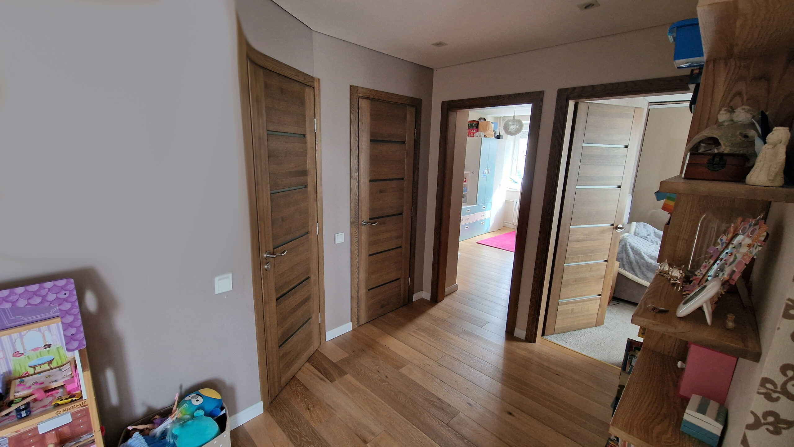 Parduodamas puikiai įrengtas, perplanuotas 3 kambarių butas 3 aukšte, Panevėžyje.