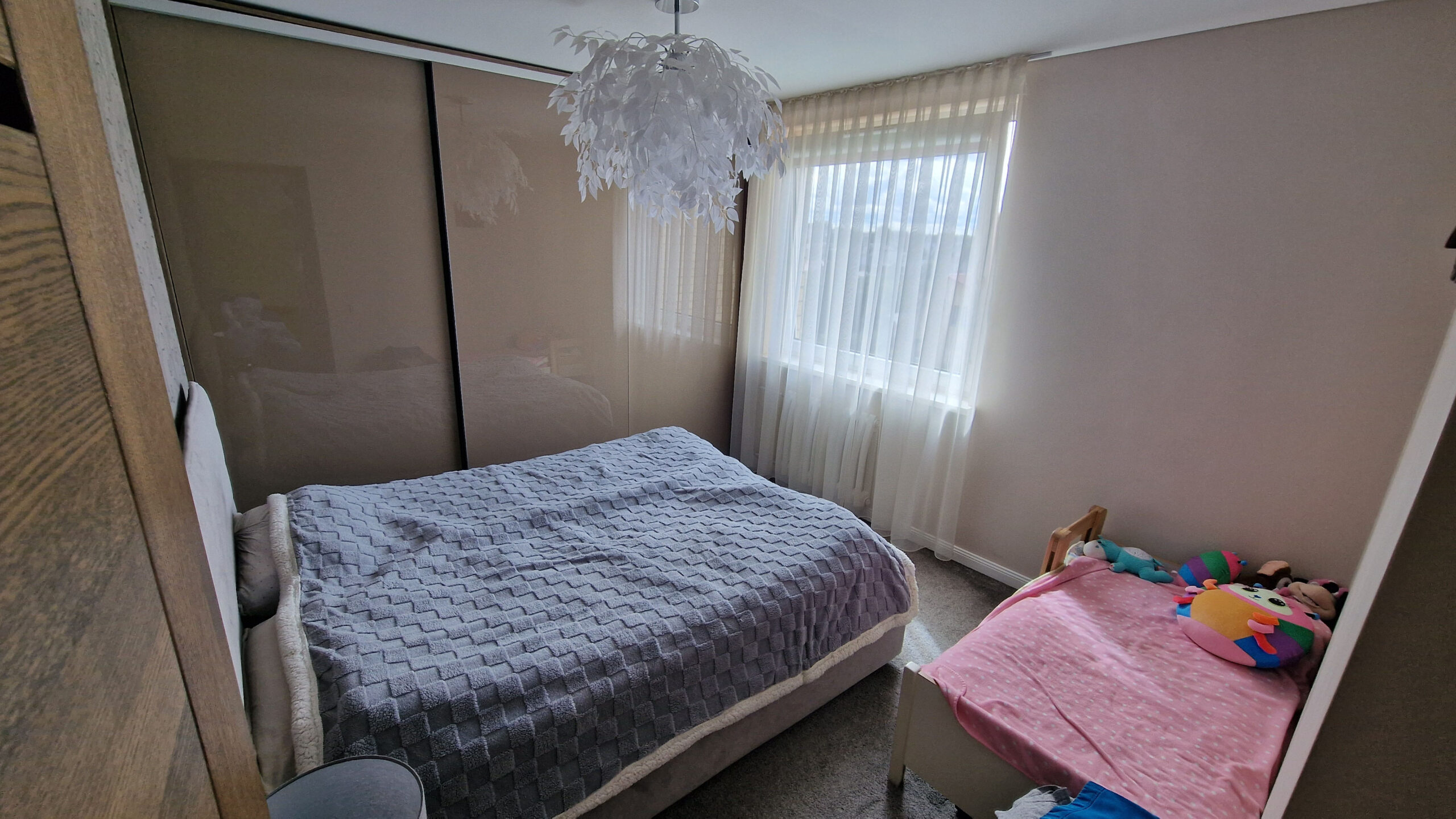 Parduodamas puikiai įrengtas, perplanuotas 3 kambarių butas 3 aukšte, Panevėžyje.