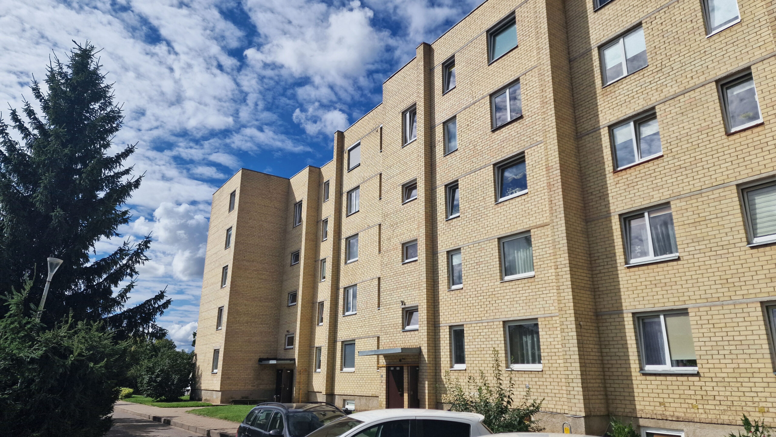 Parduodamas puikiai įrengtas, perplanuotas 3 kambarių butas 3 aukšte, Panevėžyje.