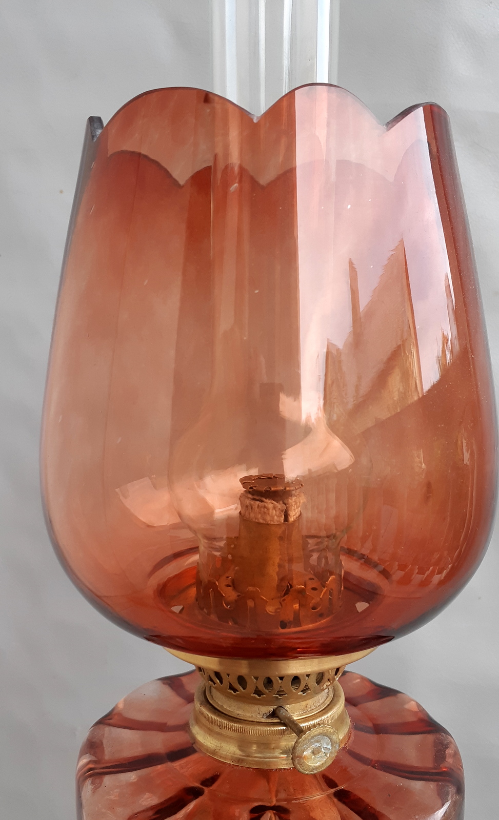 Prabangi sunki antik žibalinė lempa, veikianti.