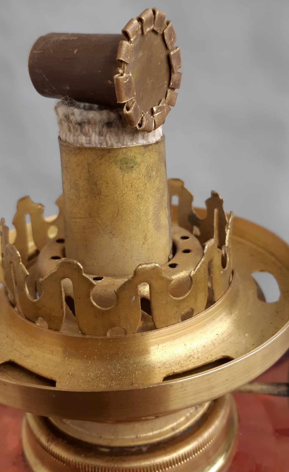 Prabangi sunki antik žibalinė lempa, veikianti.