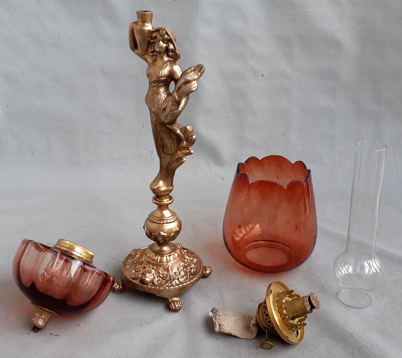 Prabangi sunki antik žibalinė lempa, veikianti.