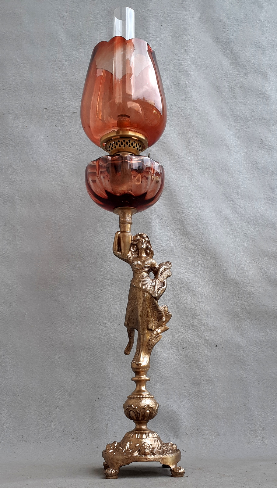 Prabangi sunki antik žibalinė lempa, veikianti.