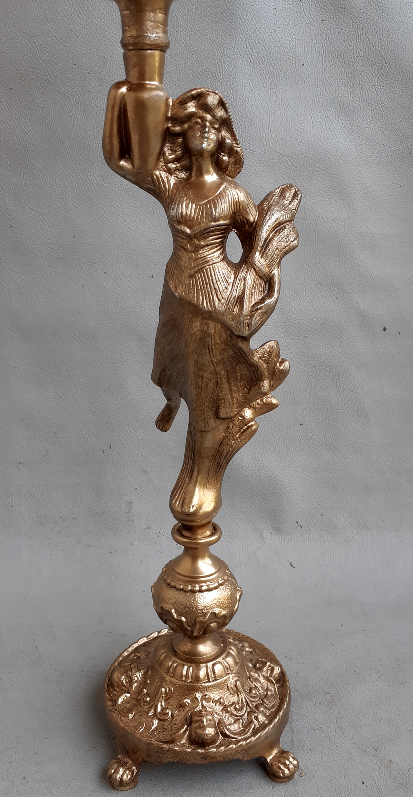 Prabangi sunki antik žibalinė lempa, veikianti.