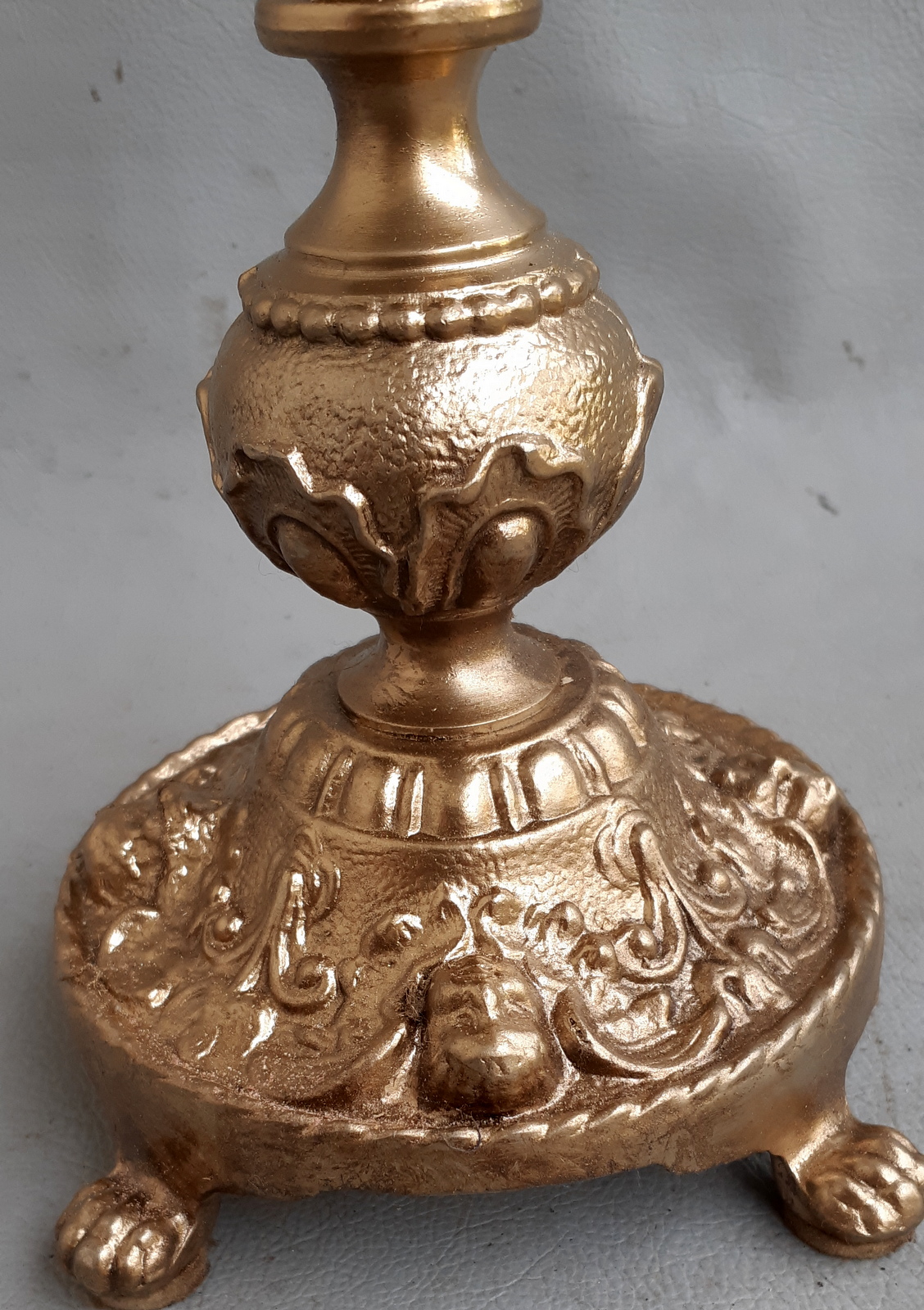 Prabangi sunki antik žibalinė lempa, veikianti.