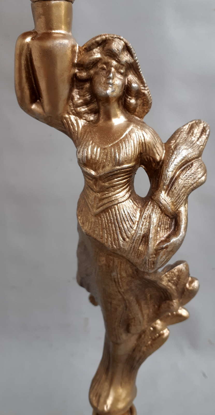 Prabangi sunki antik žibalinė lempa, veikianti.