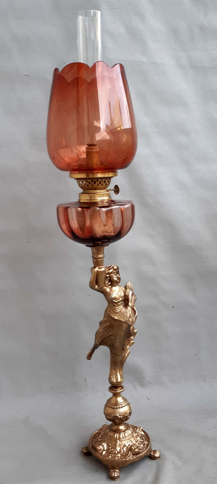 Prabangi sunki antik žibalinė lempa, veikianti.