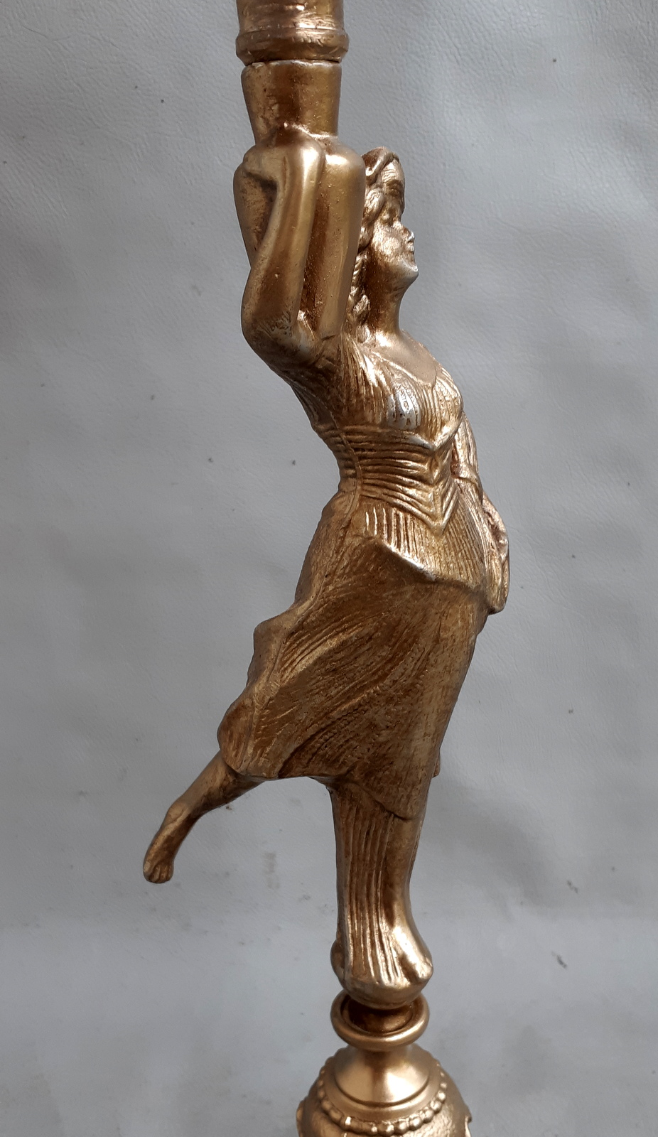 Prabangi sunki antik žibalinė lempa, veikianti.