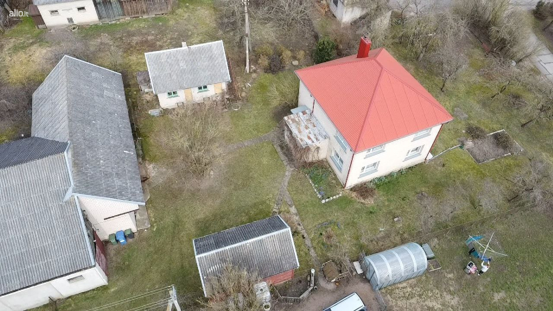 Parduodamas erdvus, įrengtas mūrinis 2 aukštų namas Šakių raj. Sudargo km.