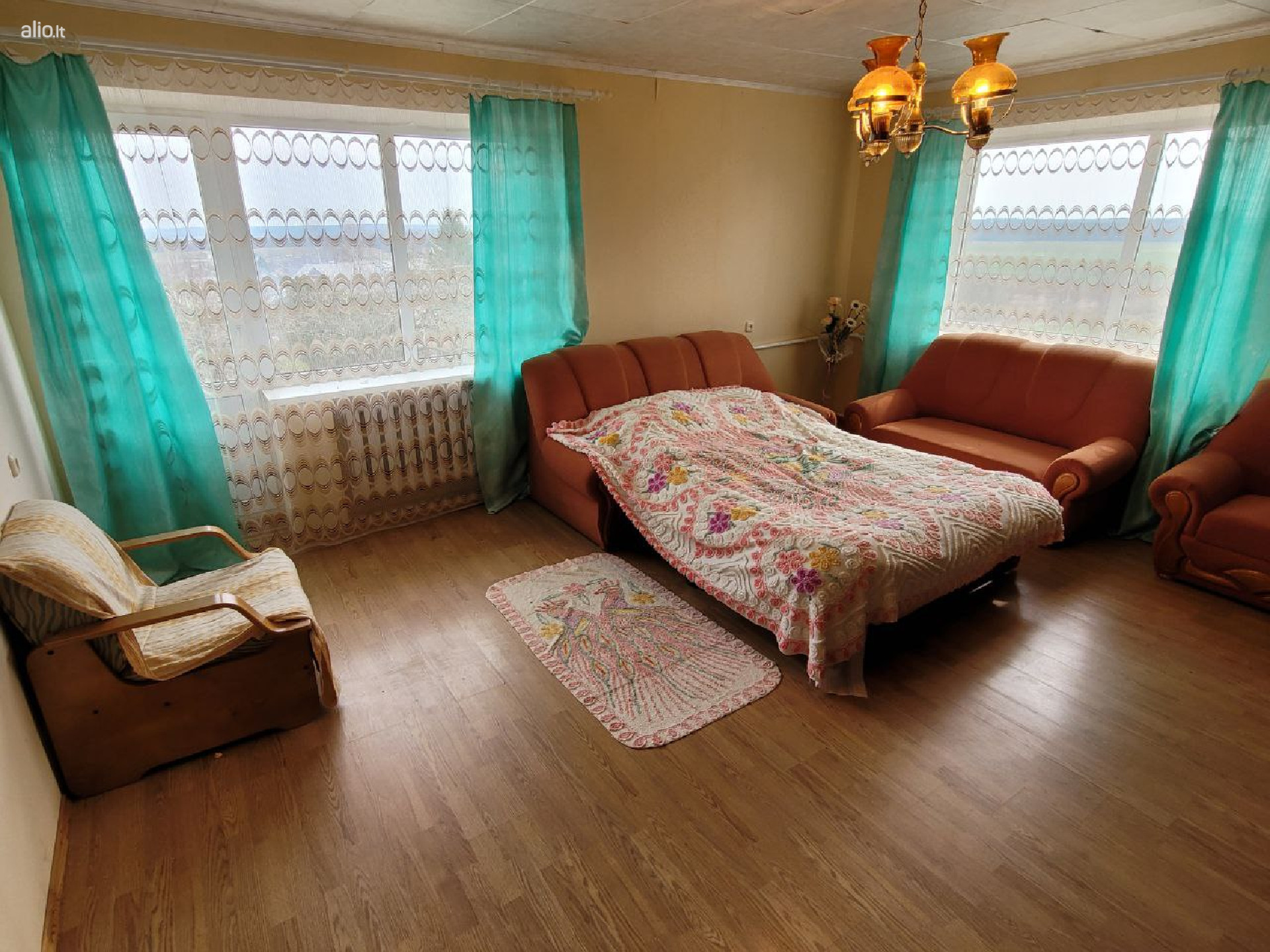 Parduodamas erdvus, įrengtas mūrinis 2 aukštų namas Šakių raj. Sudargo km.