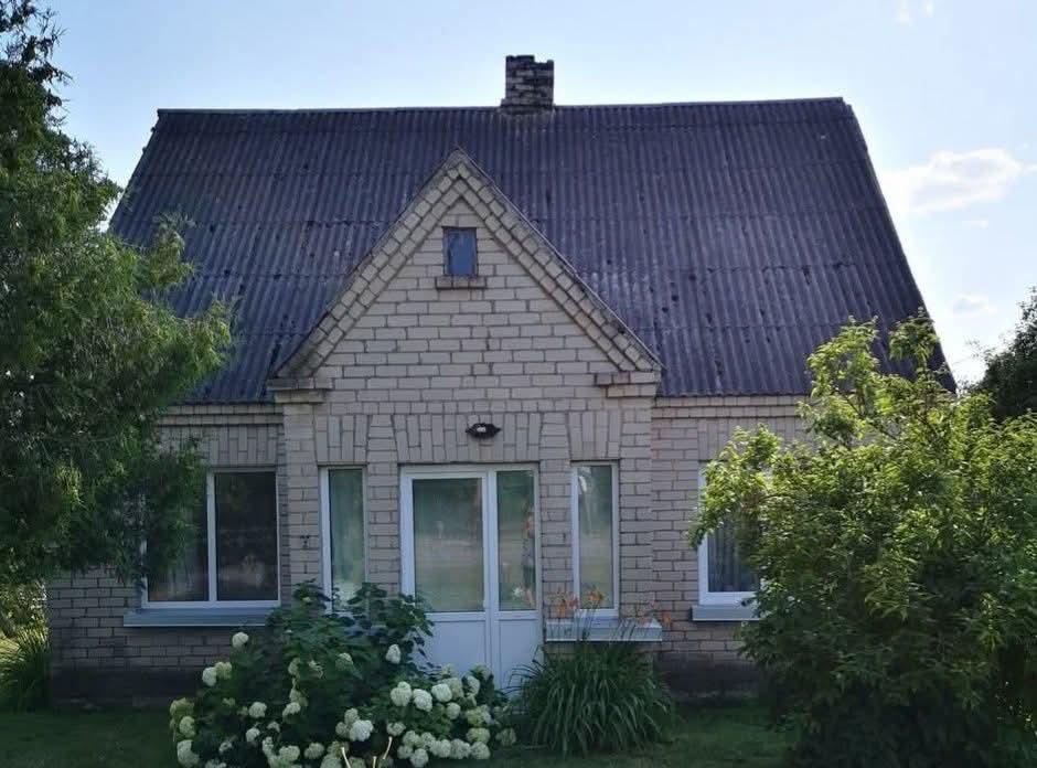 Parduodamas namas su ūkiniu pastatu.