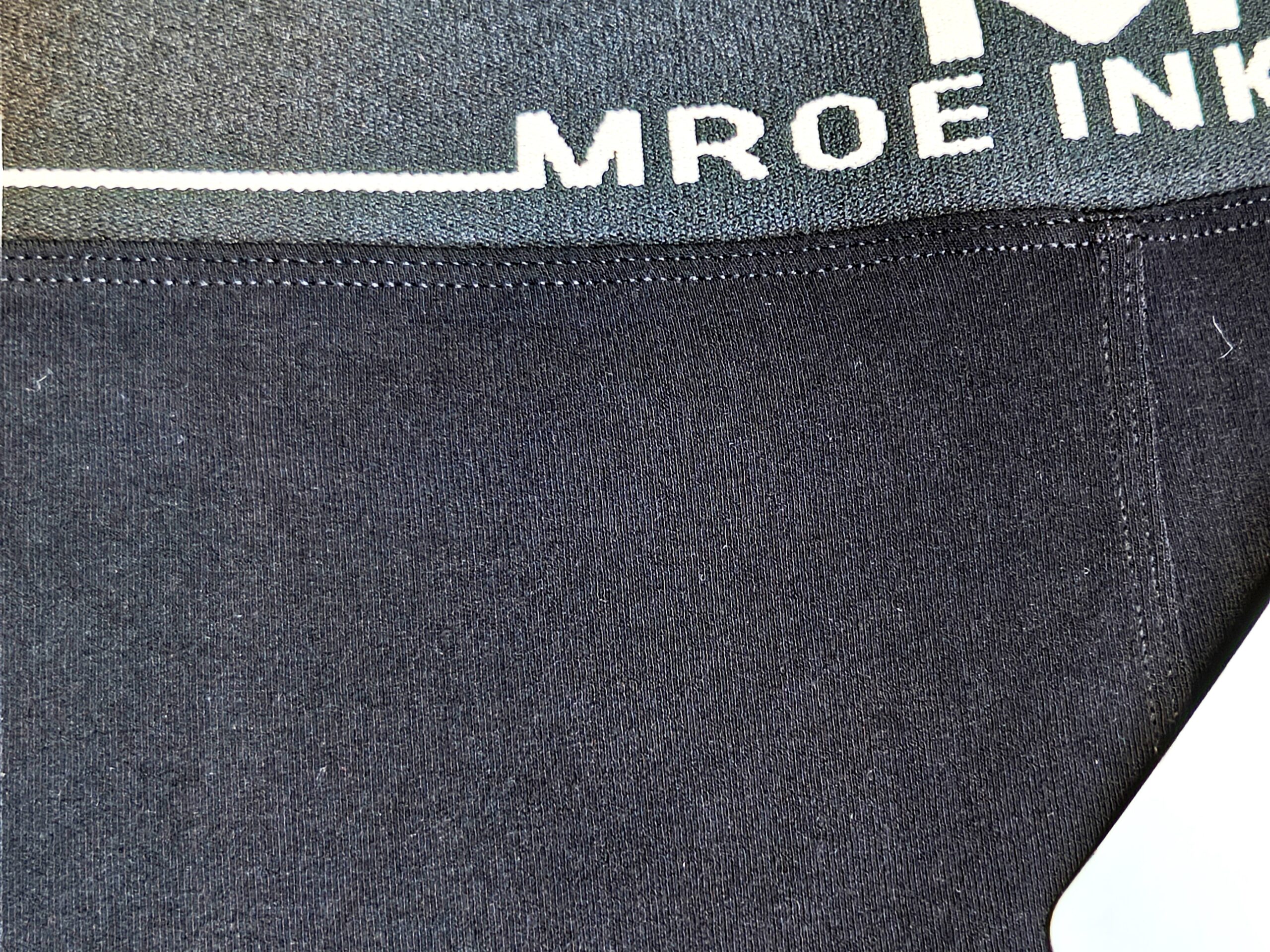 Tamprės su plačiu juosmeniu ir užrašu