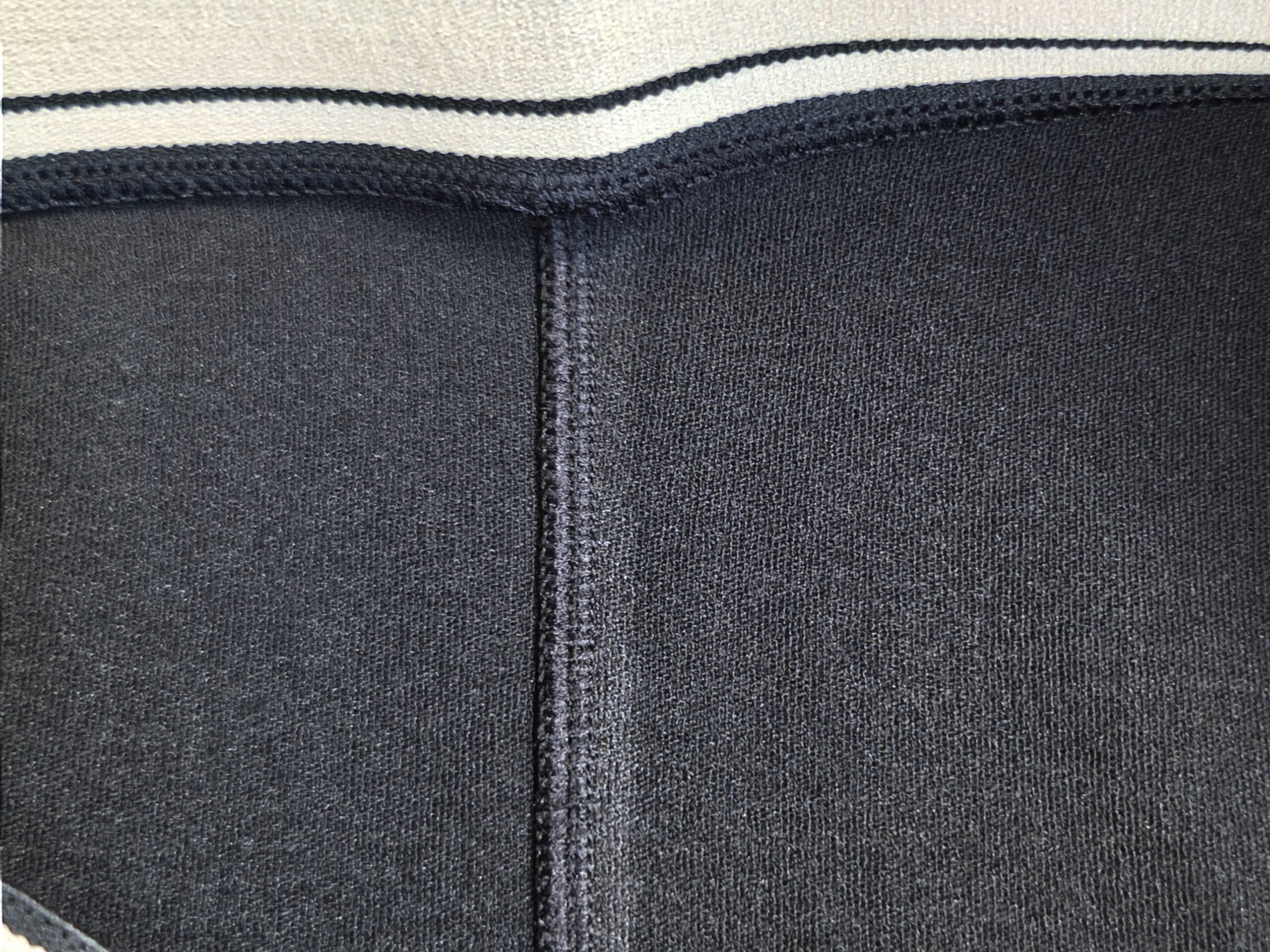 Tamprės su plačiu juosmeniu ir užrašu