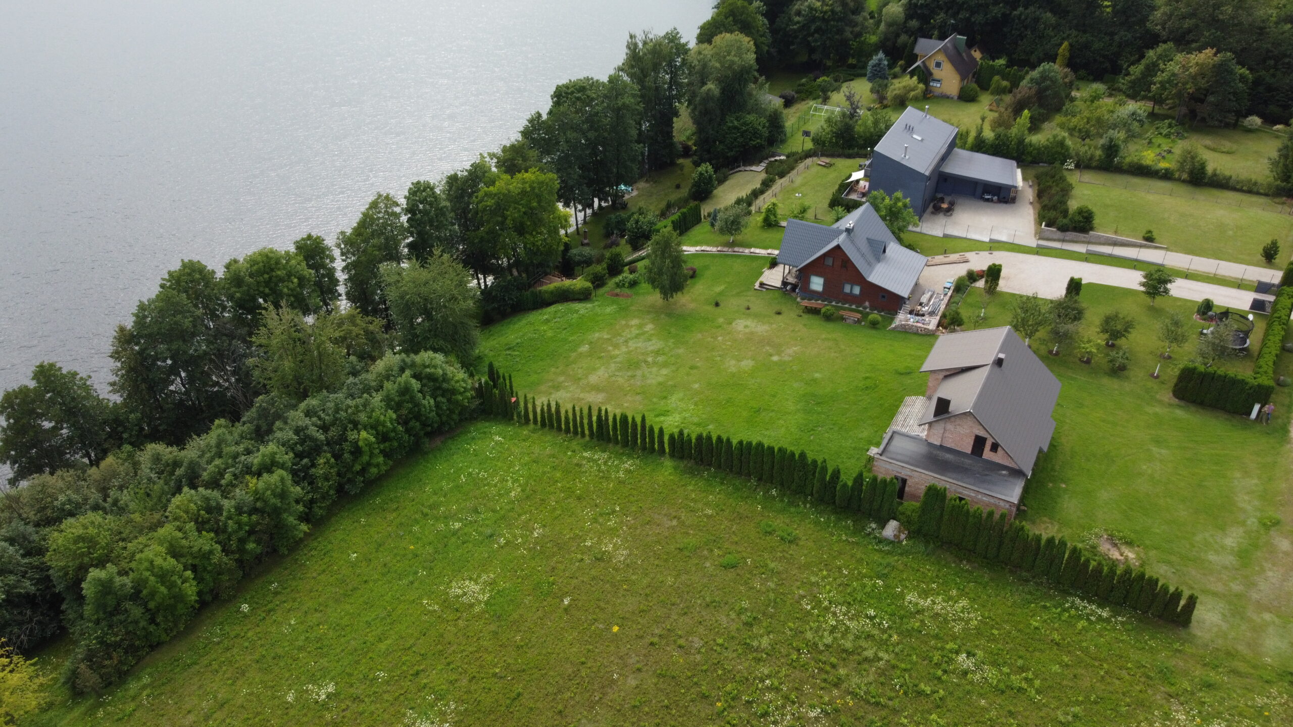 Parduodamas gyvenamasis namas su garažu ir sklypu