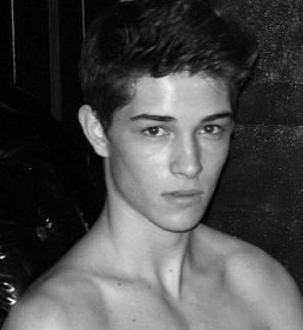 Vaikinas Ieško merginos, 18-21 metų.