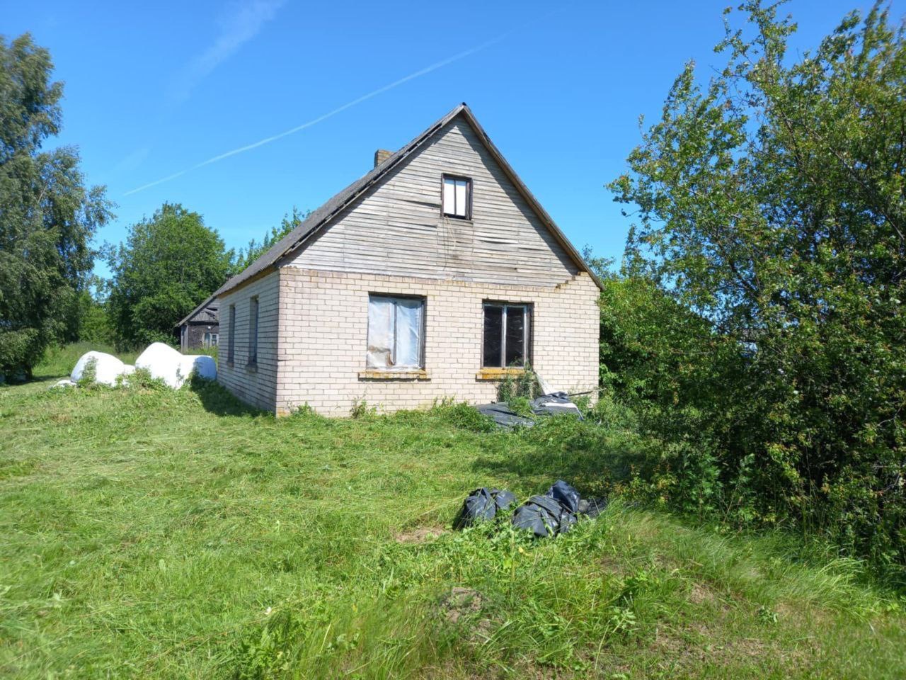 Parduodamas 14,69 arų sklypas su pastatais