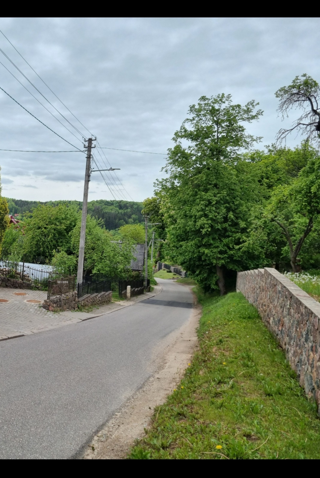 Parduodamas sudęges butas su 8 arų žemės sklypų