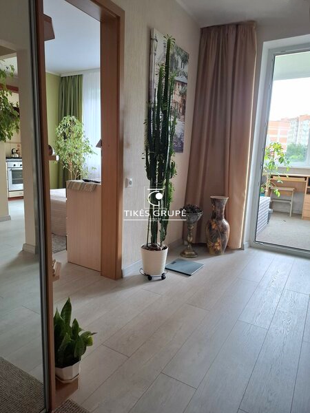 Parduodamas 1 kambario butas su holu