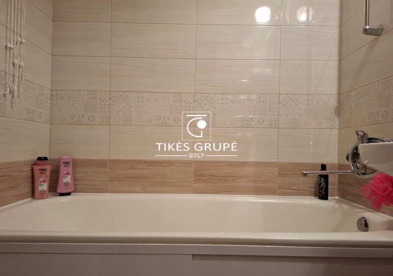 Parduodamas 1 kambario butas su holu