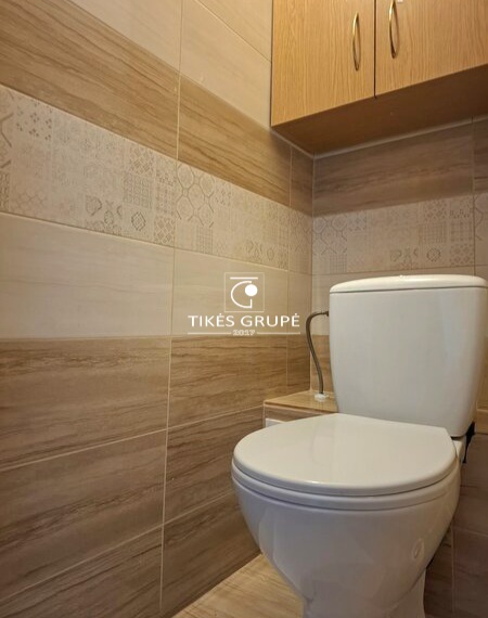 Parduodamas 1 kambario butas su holu