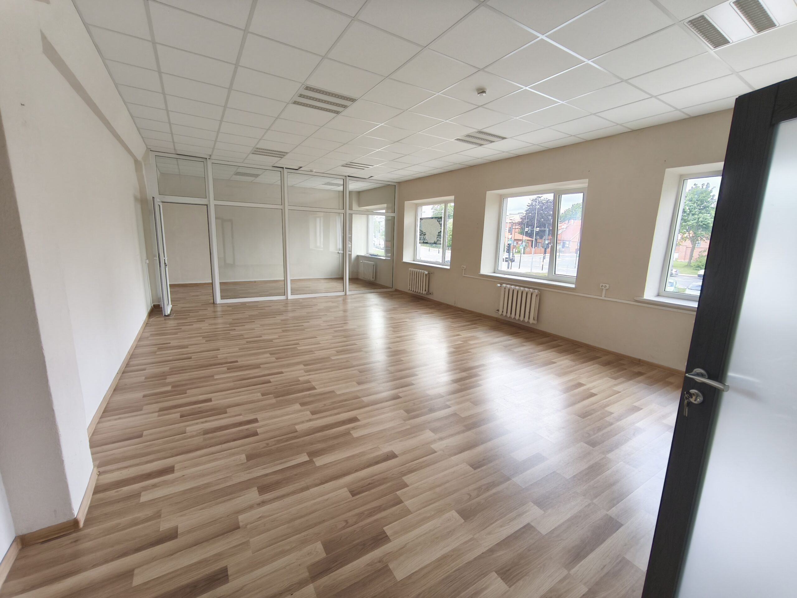 100 kv.m. Administracinių patalpų nuoma centre N. Uosto g. VISKAS ĮSKAIČIUOTA