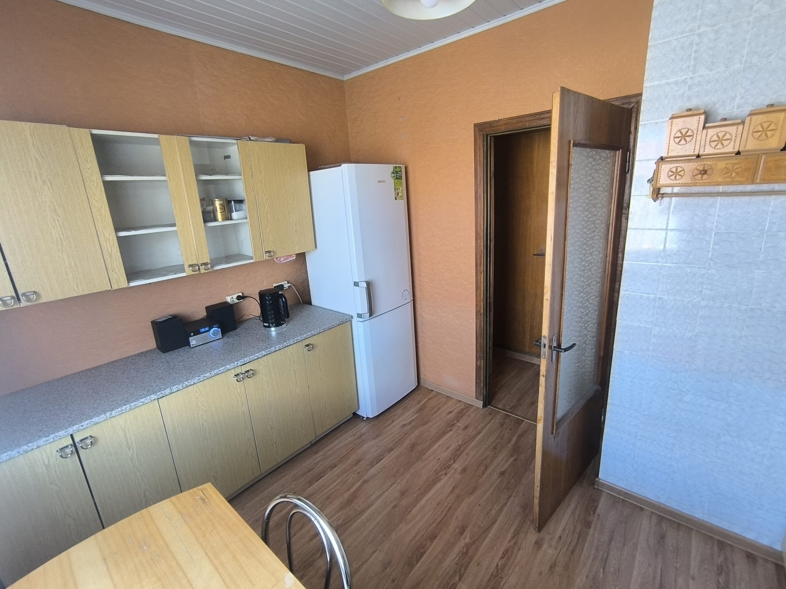 TVARKINGAS 2 kambarių butas su 2 balkonais – šalia prekybos centrų, Gargžduose