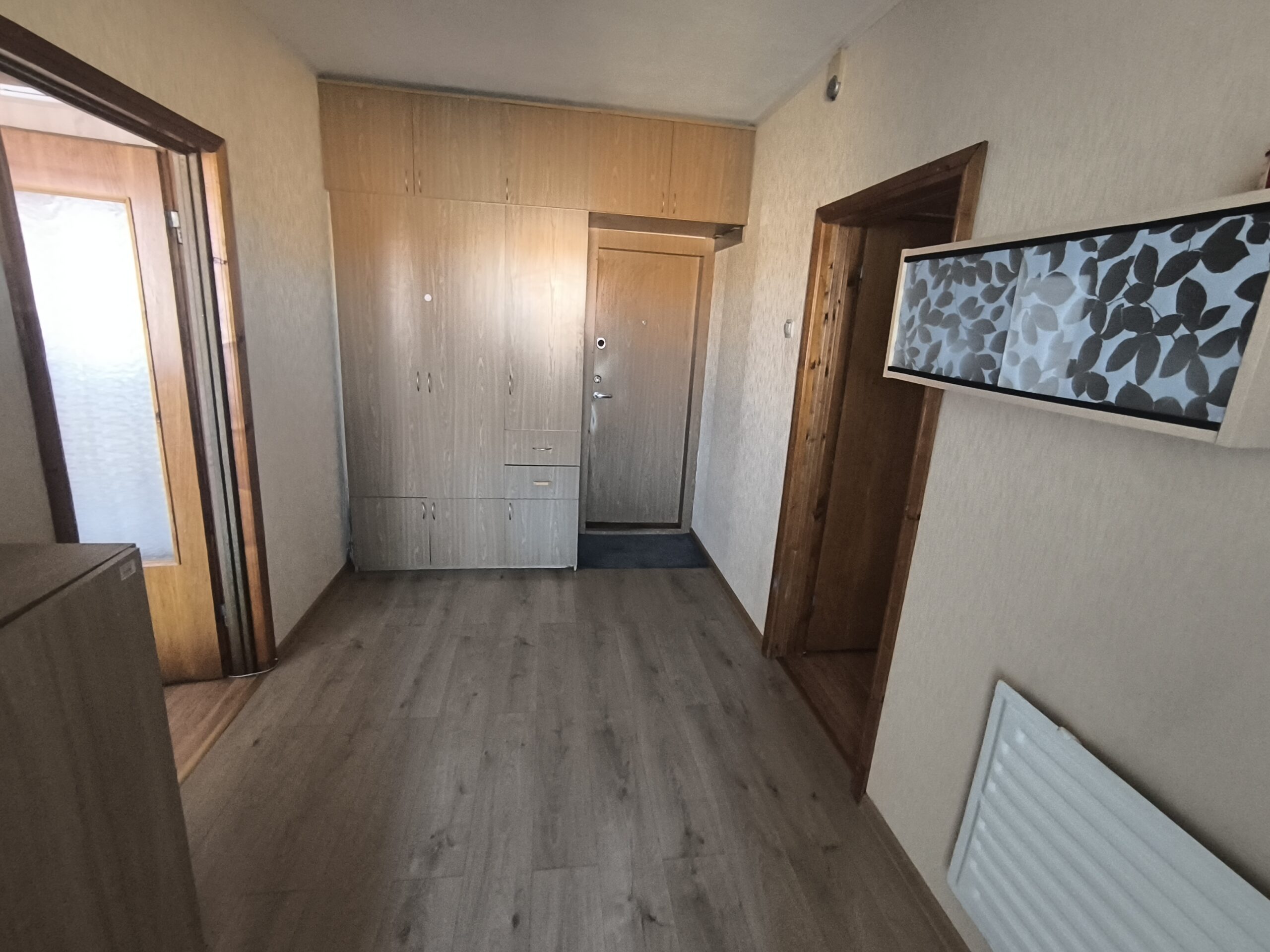 TVARKINGAS 2 kambarių butas su 2 balkonais – šalia prekybos centrų, Gargžduose