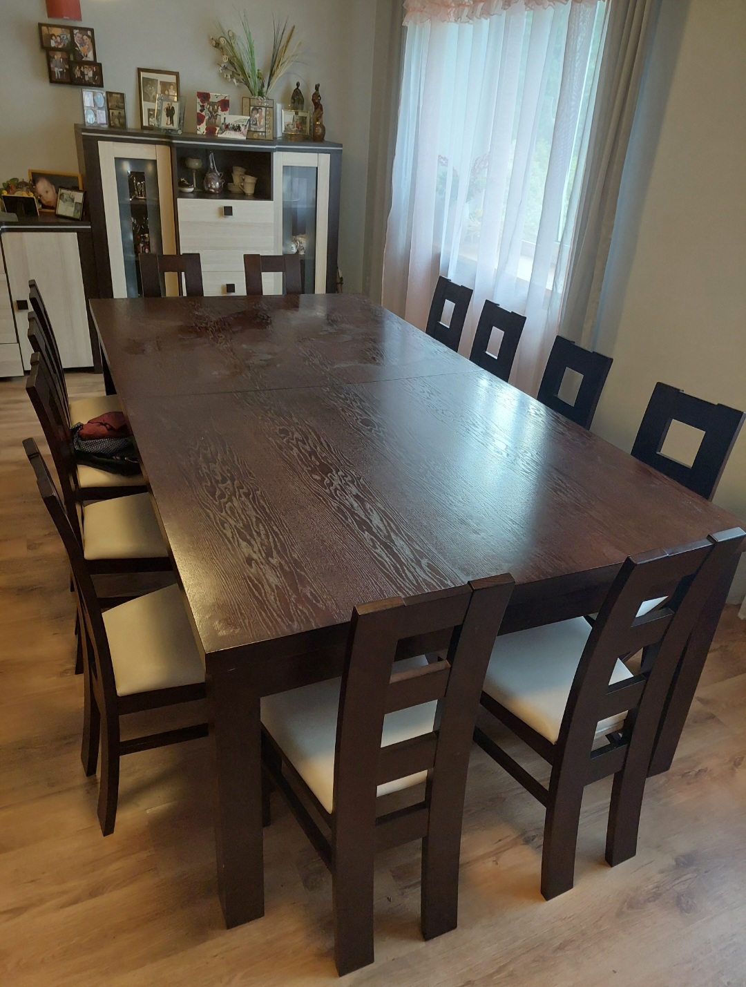 Parduodamas stalas ir 12 kėdžių.