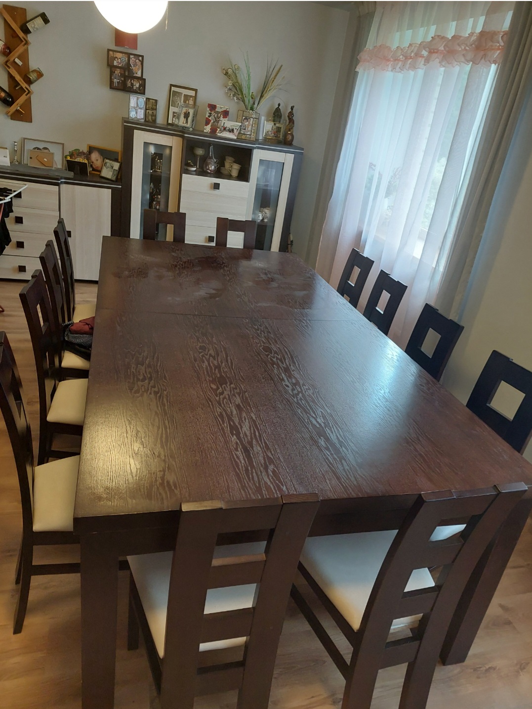 Parduodamas stalas ir 12 kėdžių.