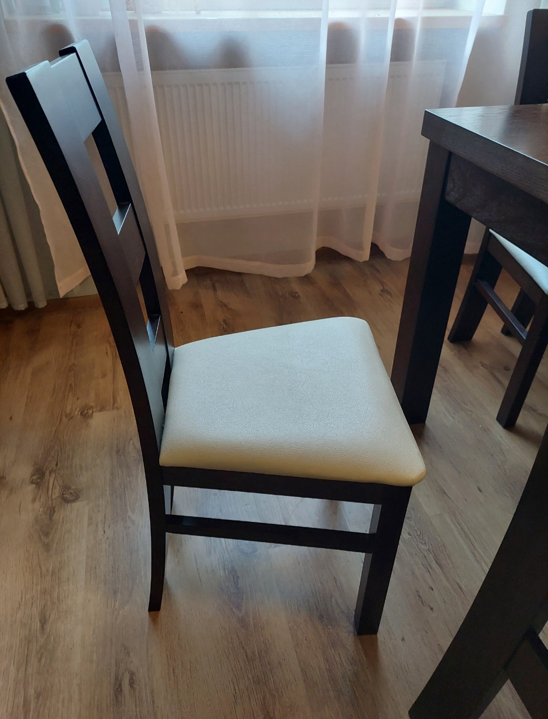 Parduodamas stalas ir 12 kėdžių.