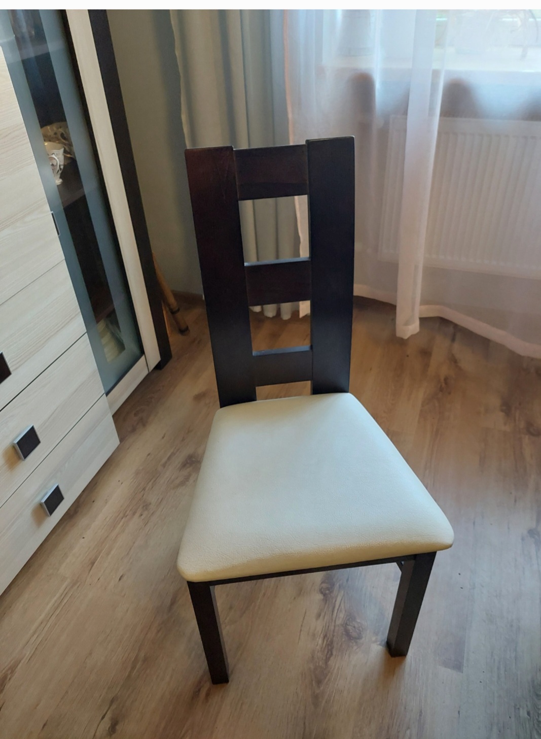 Parduodamas stalas ir 12 kėdžių.