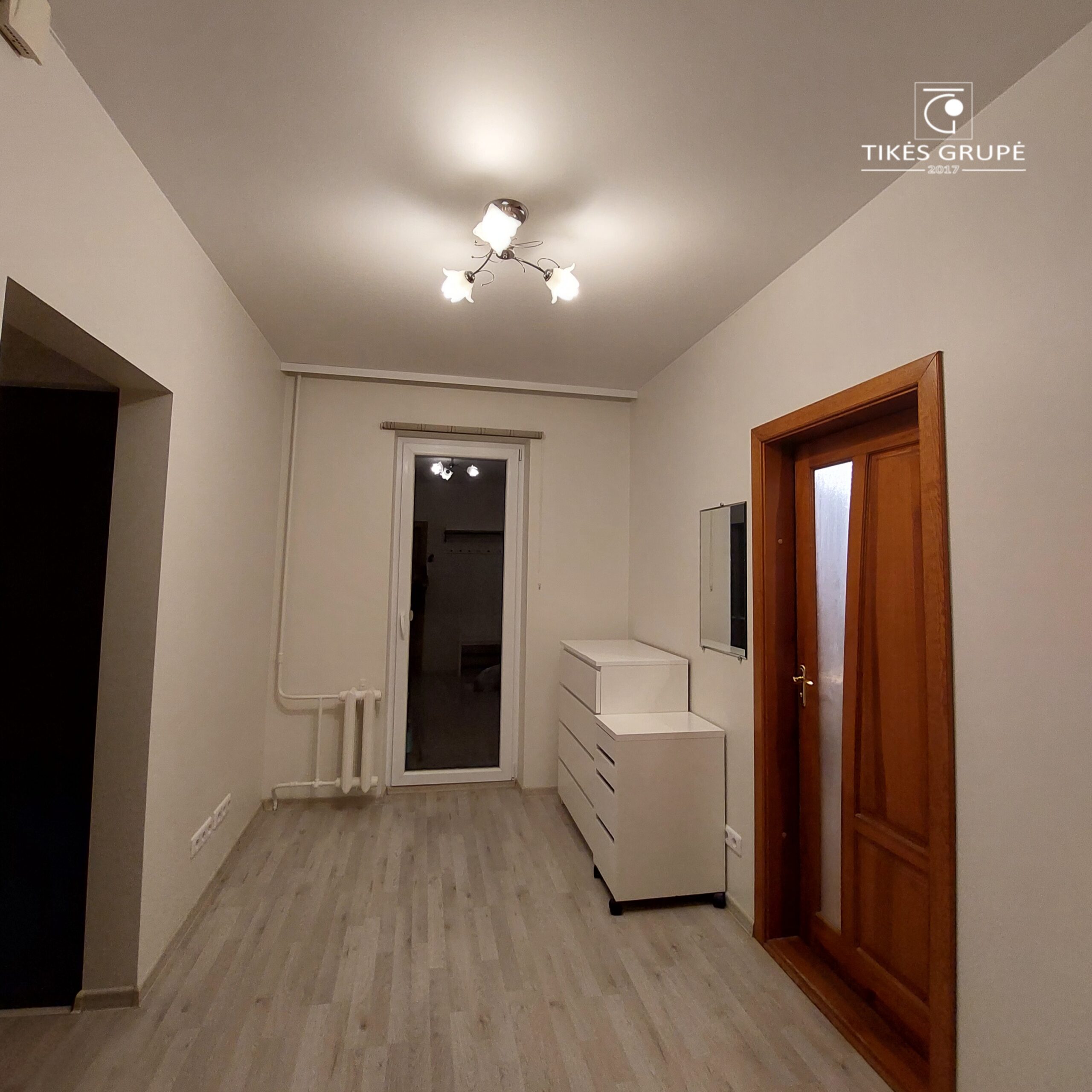 Parduodamas tvarkingas 2 kambarių butas su holu