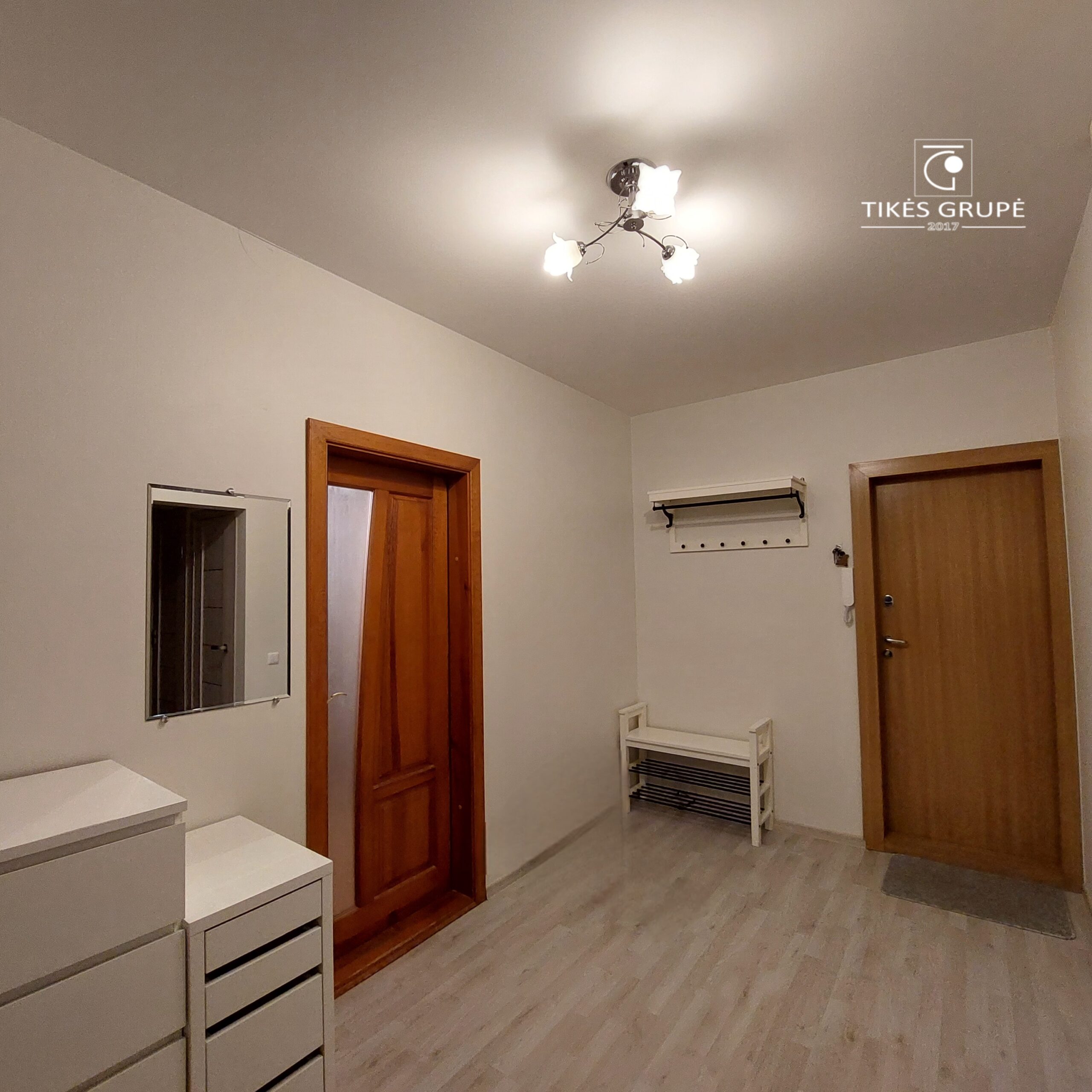 Parduodamas tvarkingas 2 kambarių butas su holu