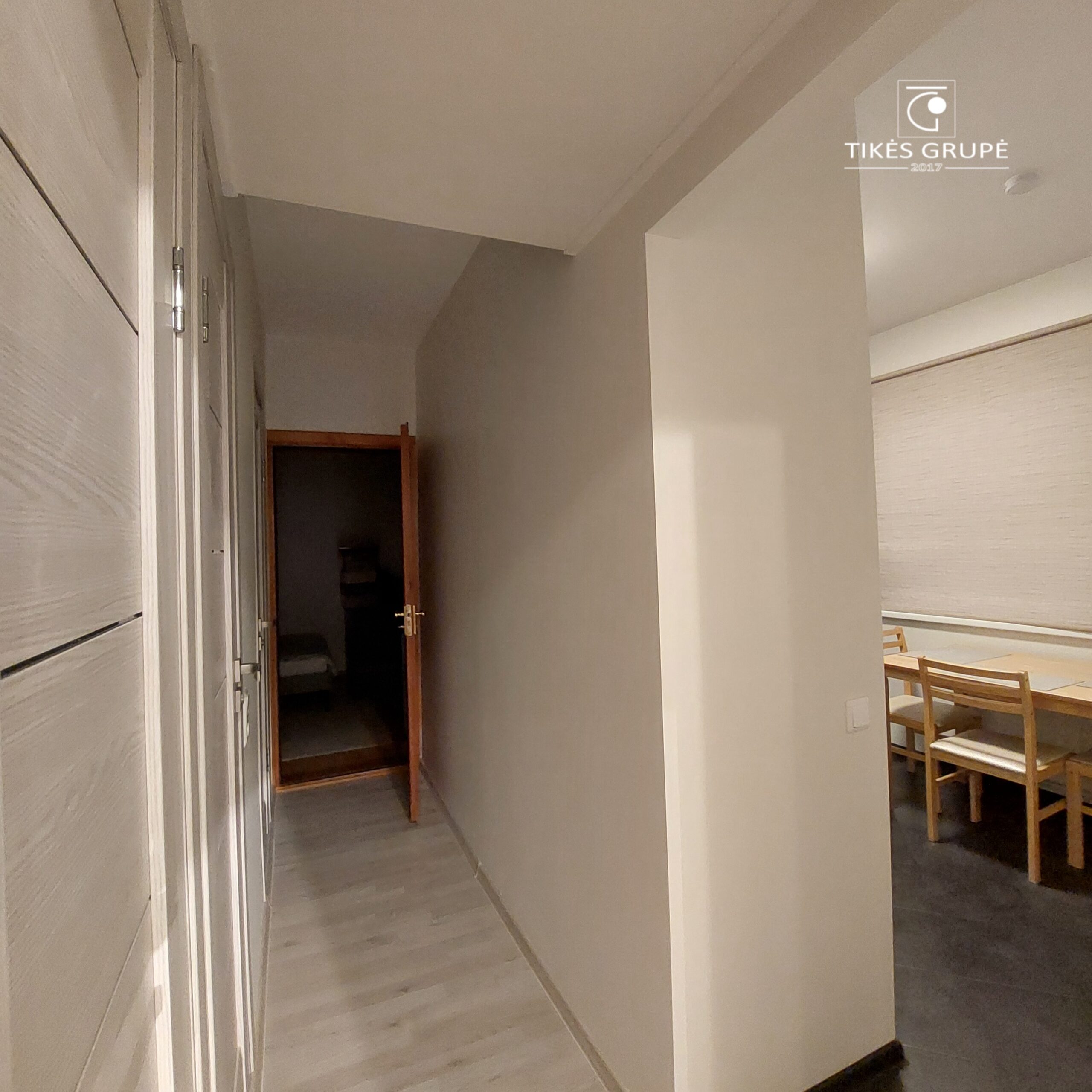 Parduodamas tvarkingas 2 kambarių butas su holu