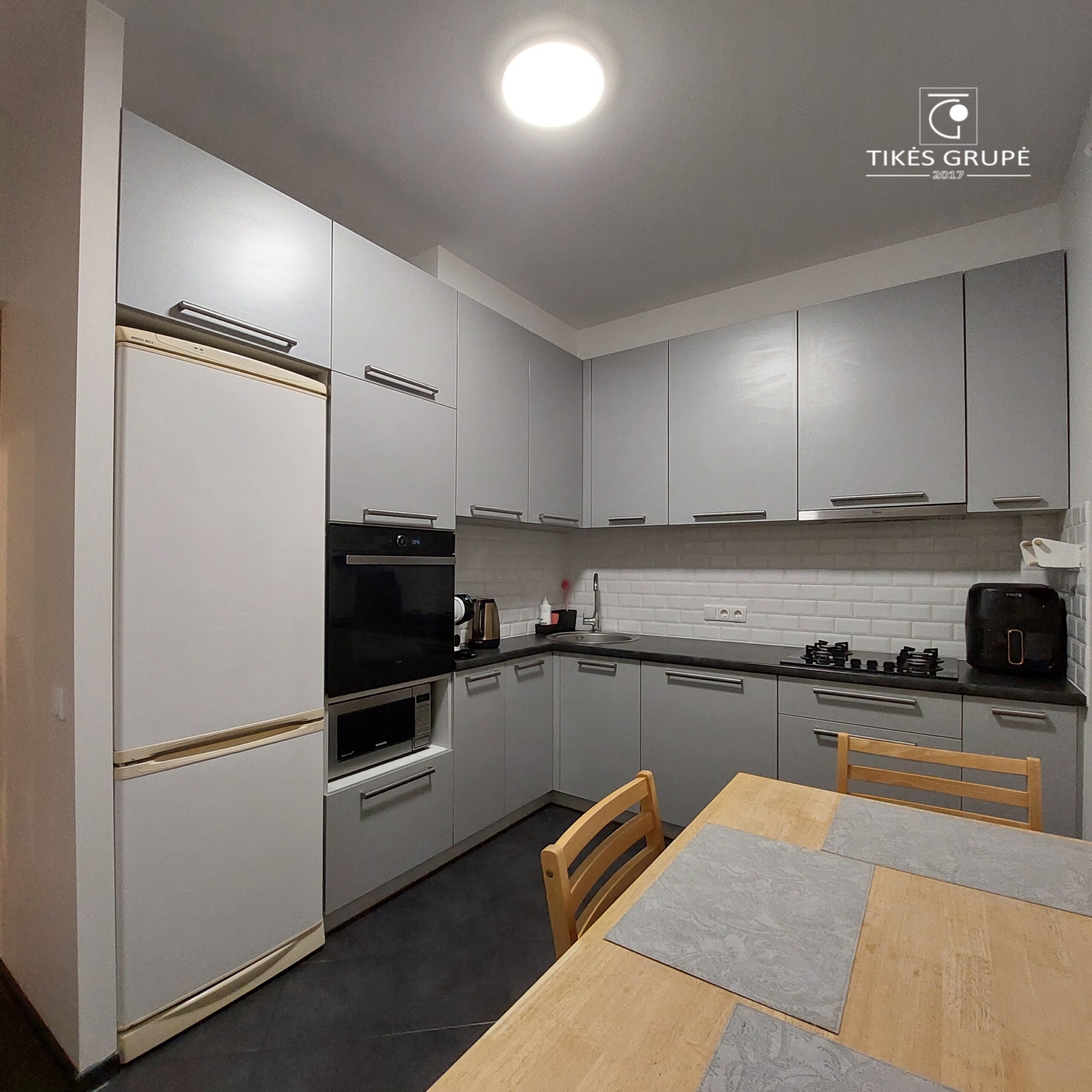 Parduodamas tvarkingas 2 kambarių butas su holu