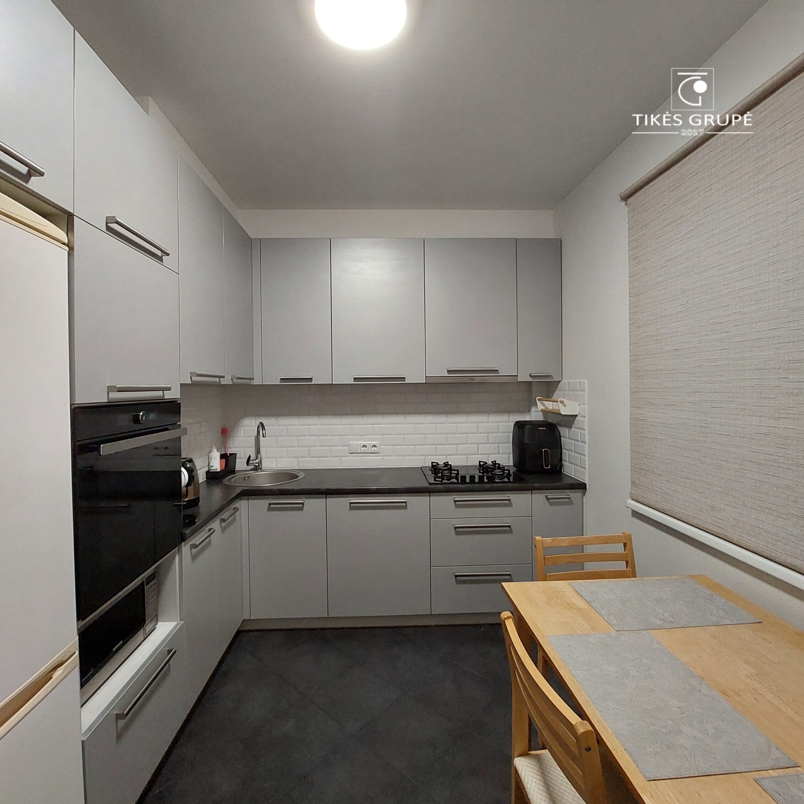 Parduodamas tvarkingas 2 kambarių butas su holu