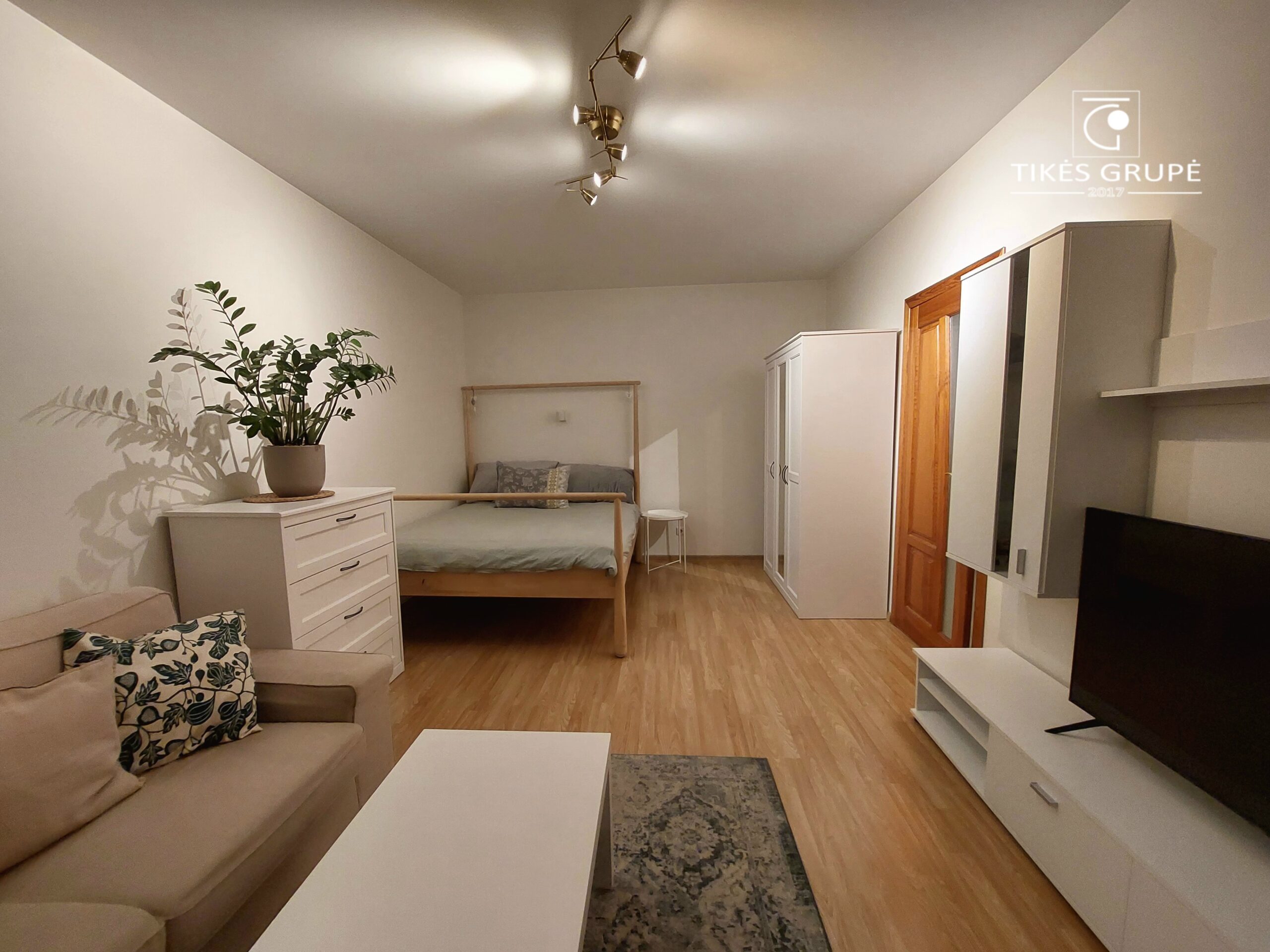 Parduodamas tvarkingas 2 kambarių butas su holu