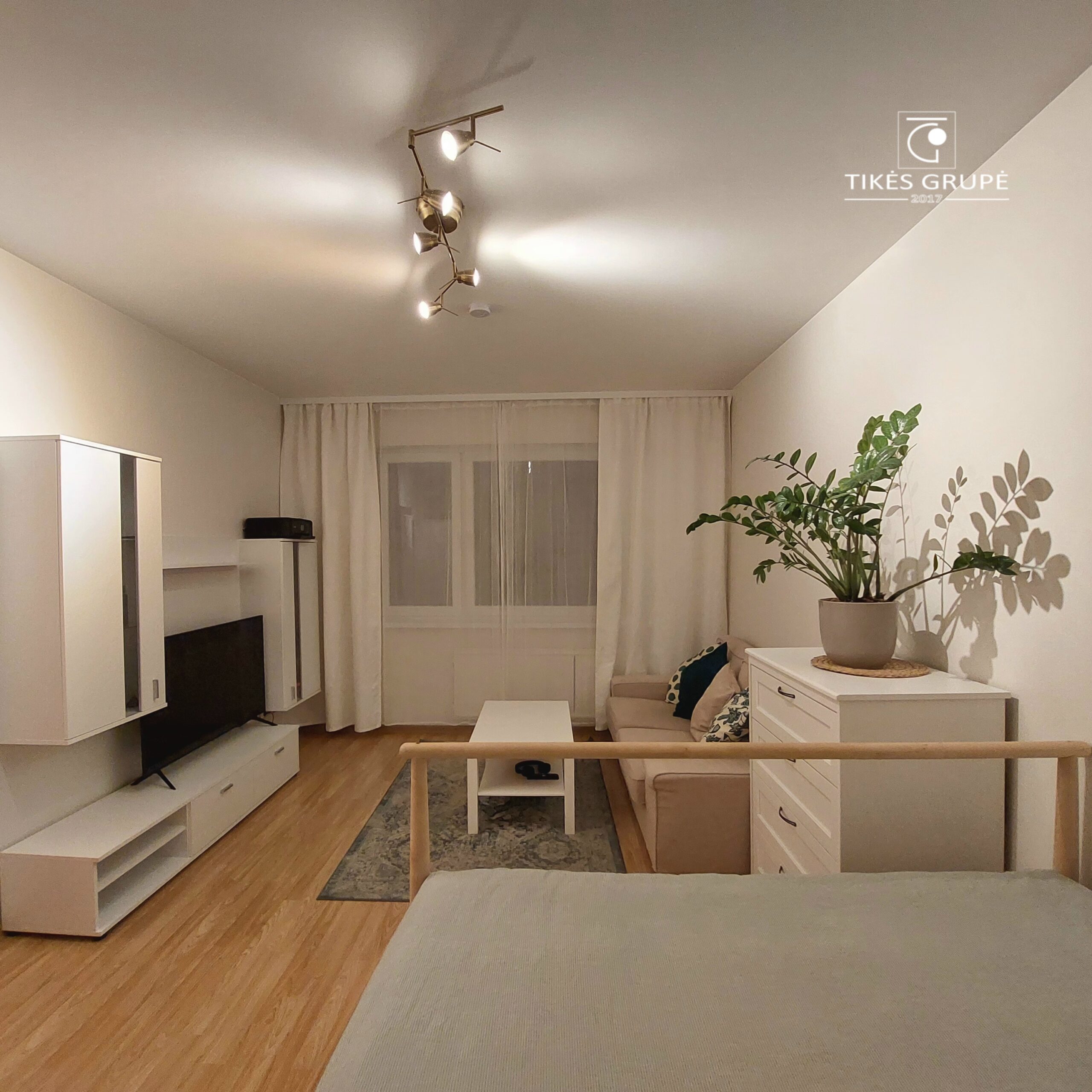 Parduodamas tvarkingas 2 kambarių butas su holu