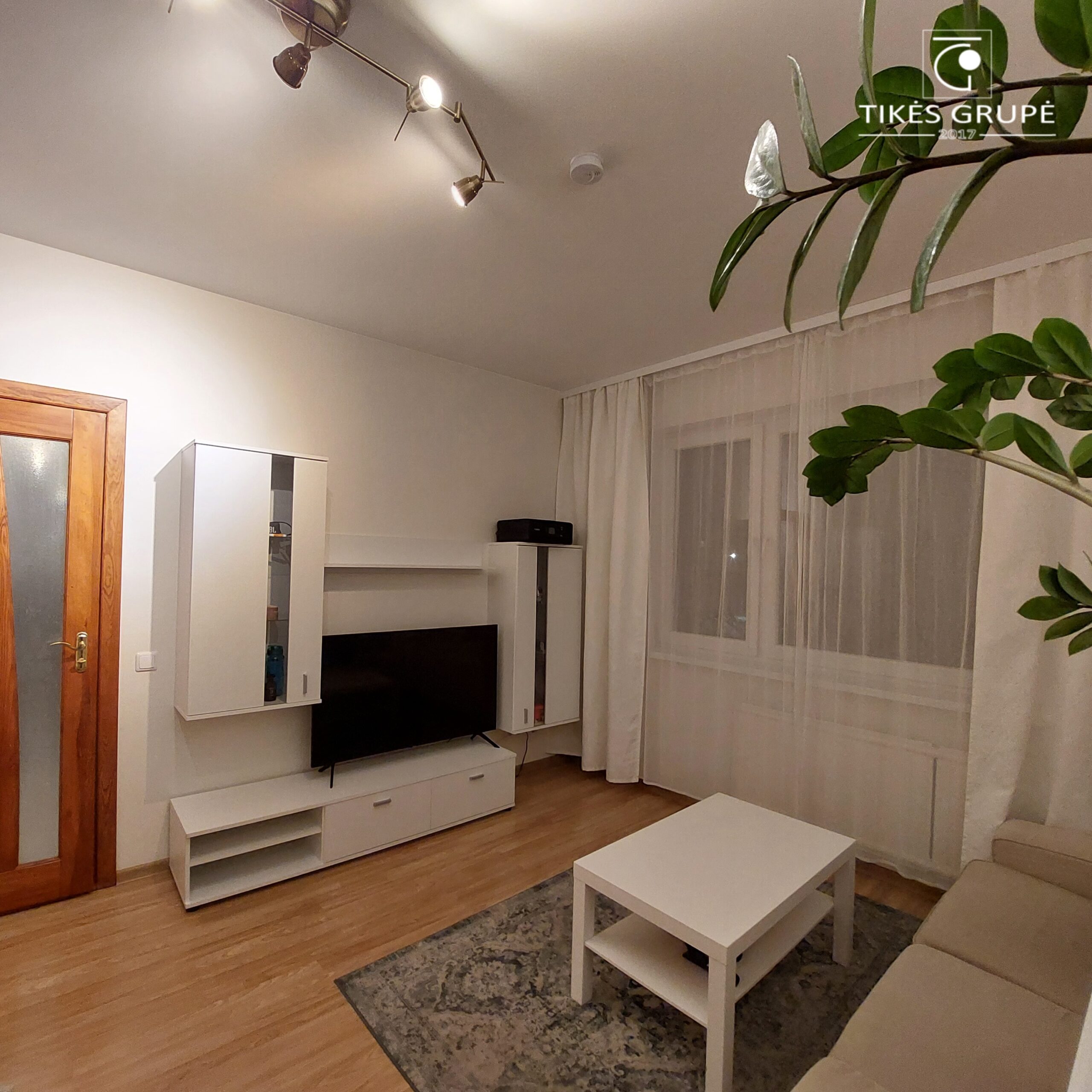 Parduodamas tvarkingas 2 kambarių butas su holu